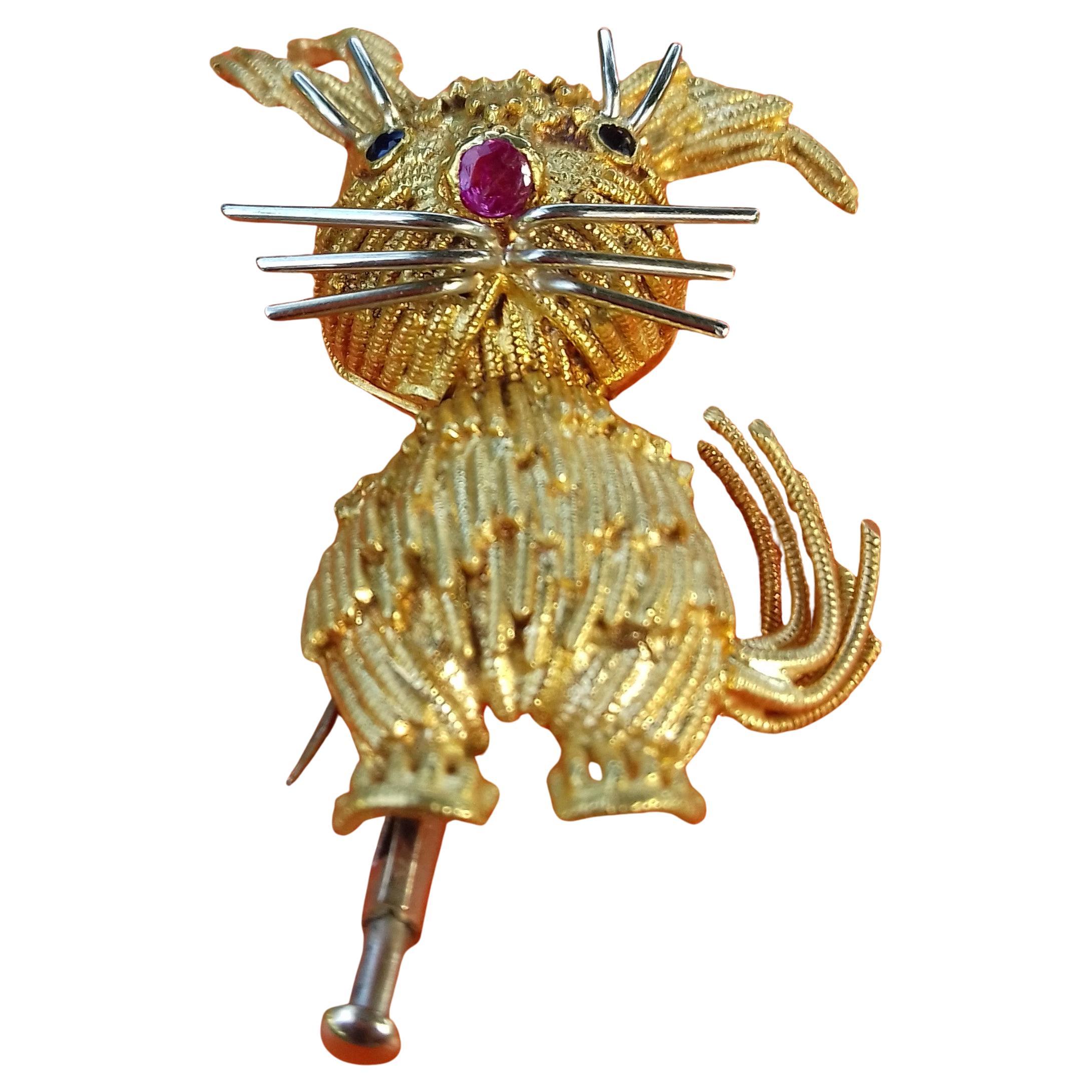 Un grande regalo per un amante dei conigli con questa adorabile spilla

I capelli sono realizzati con fili d'oro giallo (18k)

Ciglia e baffi in oro bianco

Gli occhi sono di zaffiro e il muso è di rubino

Misure: 4,5 cm in altezza / 3 cm in