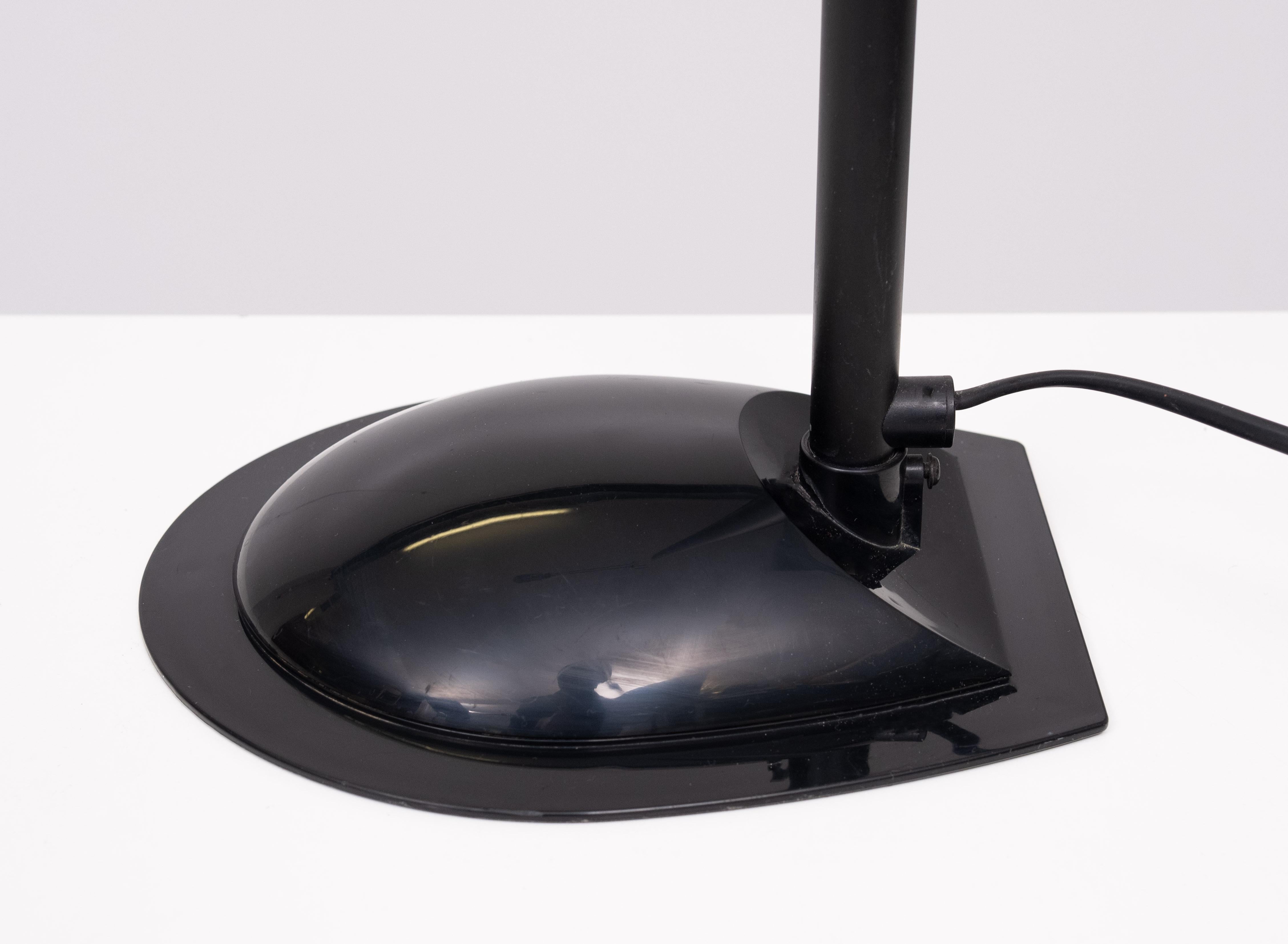 Conejo Vintage  Tanaka Corp Lámpara de pie halógena Japón Memphis design home Japón space age design mid century atomic design Lámpara de mesa Conejo Tanaka lámpara de escritorio Halógena estilo Memphis. Color negro . 