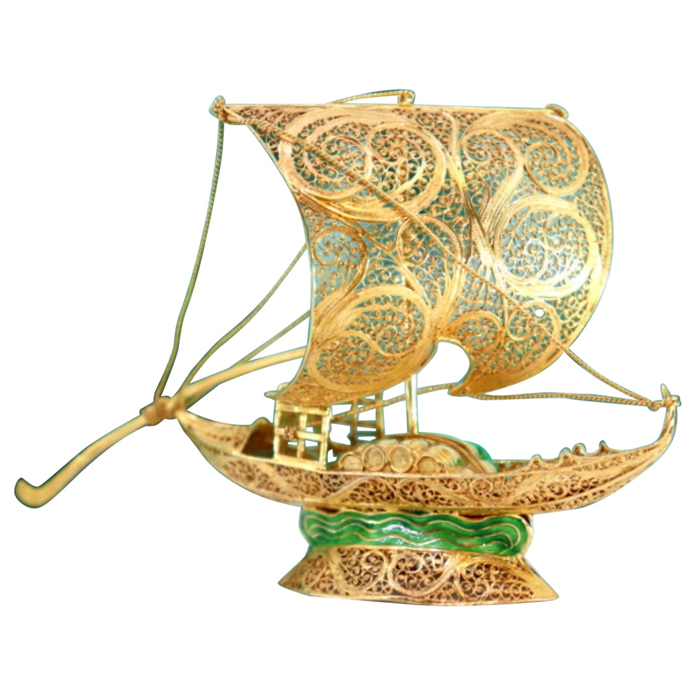 Bateau Rabelo en filigrane doré avec tonneaux sur base émaillée