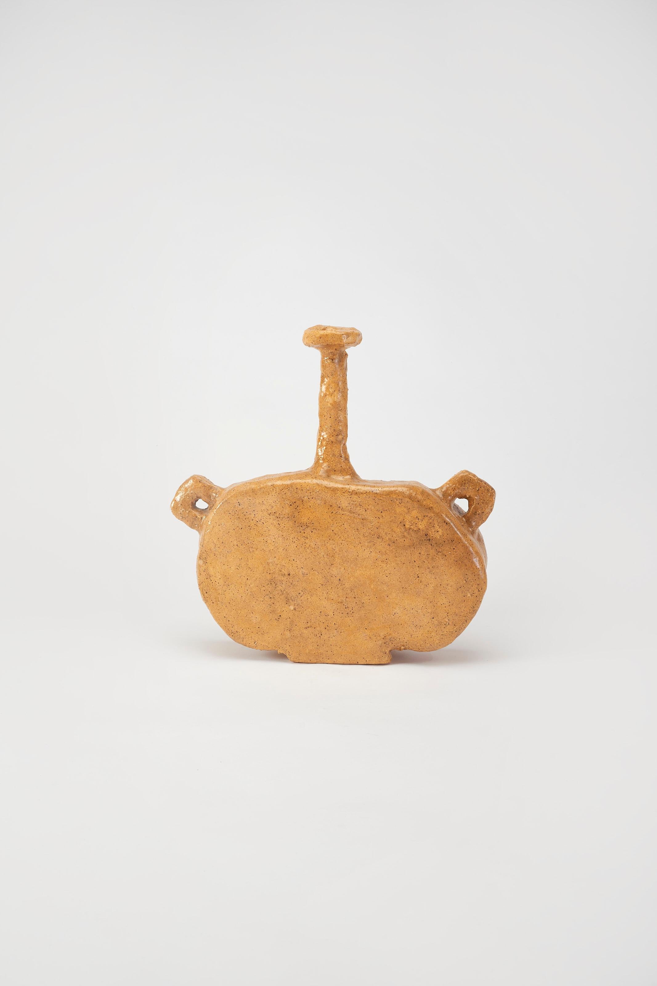 Vaso piatto Rabu di Willem Van Hooff
Dimensioni: Ø 32 x H. 35 cm. 
Materiali: Terracotta smaltata.

Questo pezzo viene cotto due volte in forno a 1200 gradi per aggiungere l'effetto vetro alla ceramica. Le dimensioni possono variare perché i pezzi
