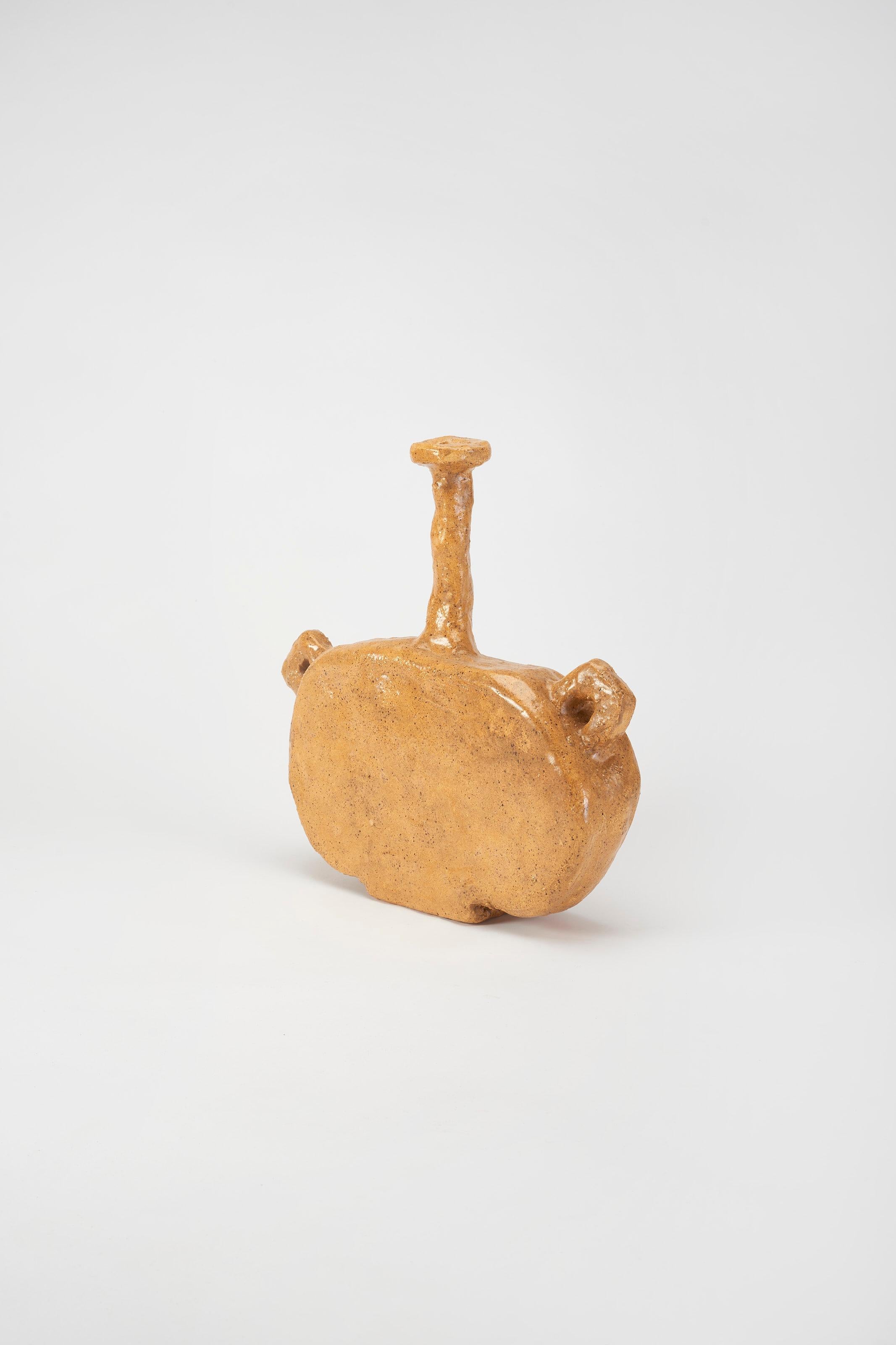 Olandese Unico vaso piatto a collo alto di grandi dimensioni in ceramica, marrone chiaro di Willem Van Hooff in vendita