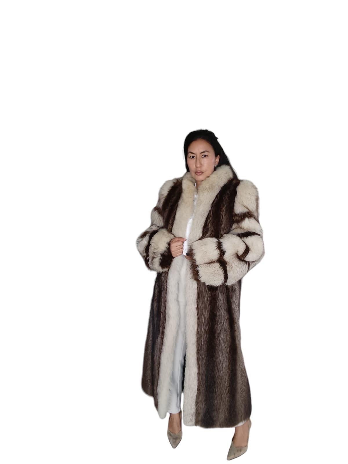 Raccoon fur coat norwegian fox sleeves size 12 For Sale 6