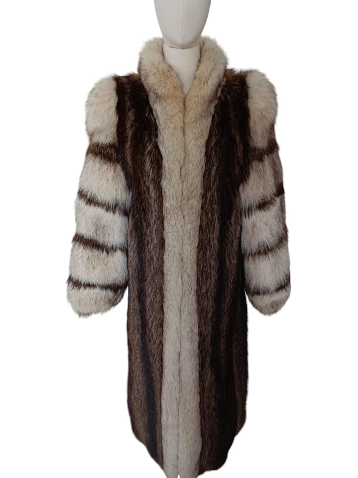DESCRIPTION : RACCOON FUR COAT WITH SILVER FOX TRIM AND SLEEVES SIZE 12

Brand new, tuxedo collar, upple skins, beautiful fresh fur, european german clasps for closure, too slit pockets, nice big full pelts skins in excellent condition.

This item