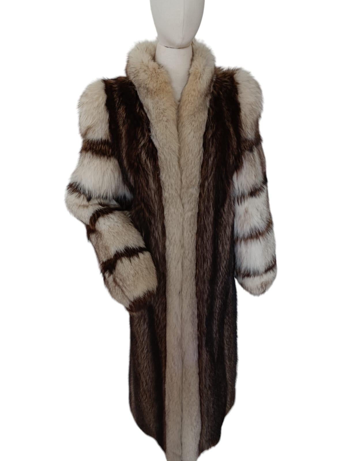 Gray Raccoon fur coat norwegian fox sleeves size 12 For Sale