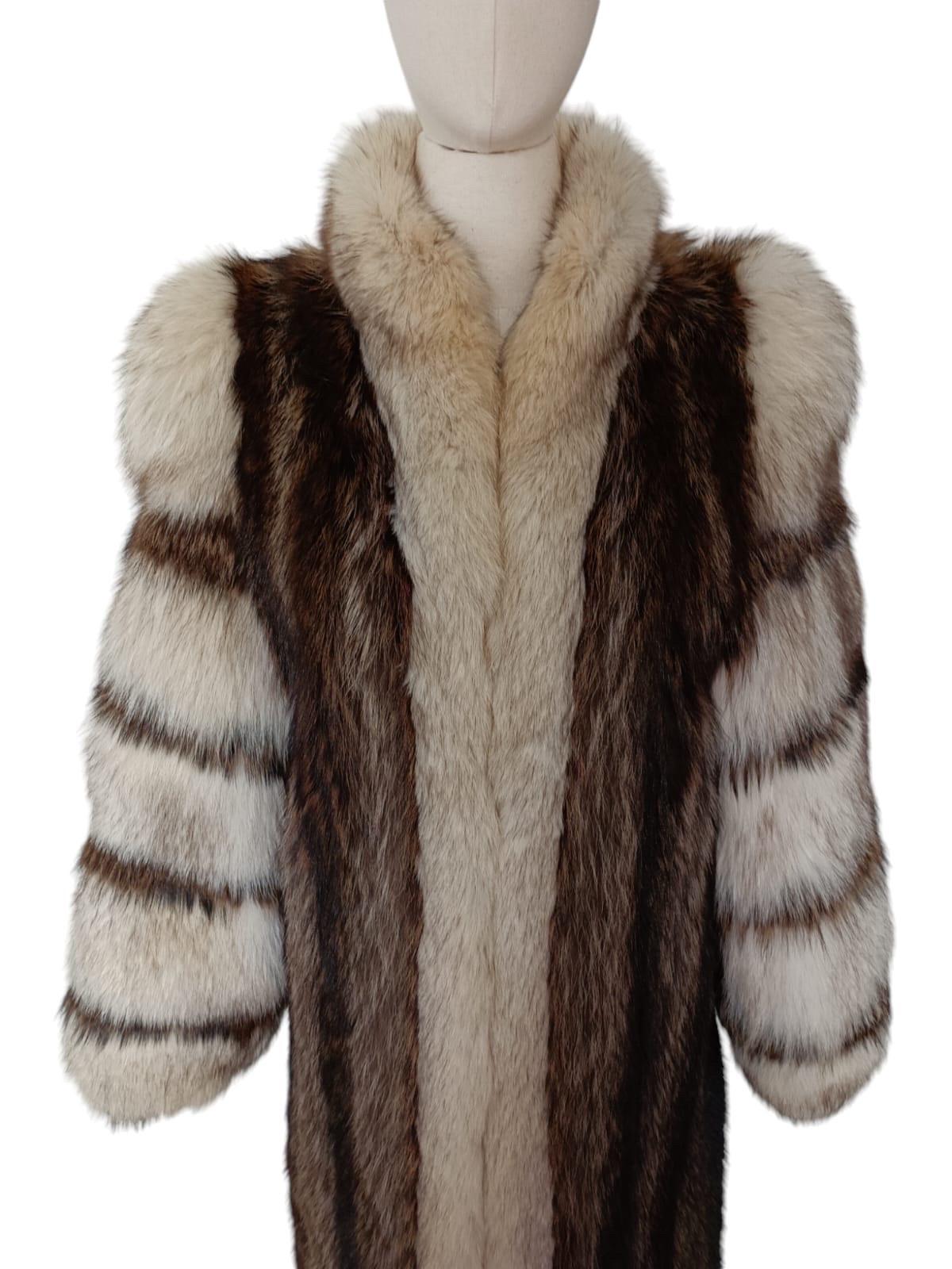 Raccoon fur coat norwegian fox sleeves size 12 In Excellent Condition For Sale In Montreal, Quebec