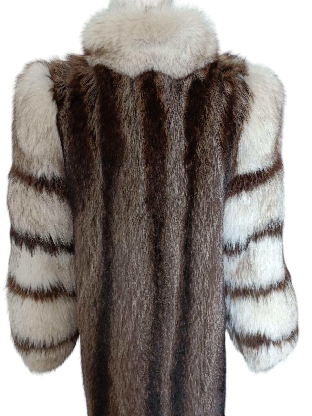 Raccoon fur coat norwegian fox sleeves size 12 For Sale 1
