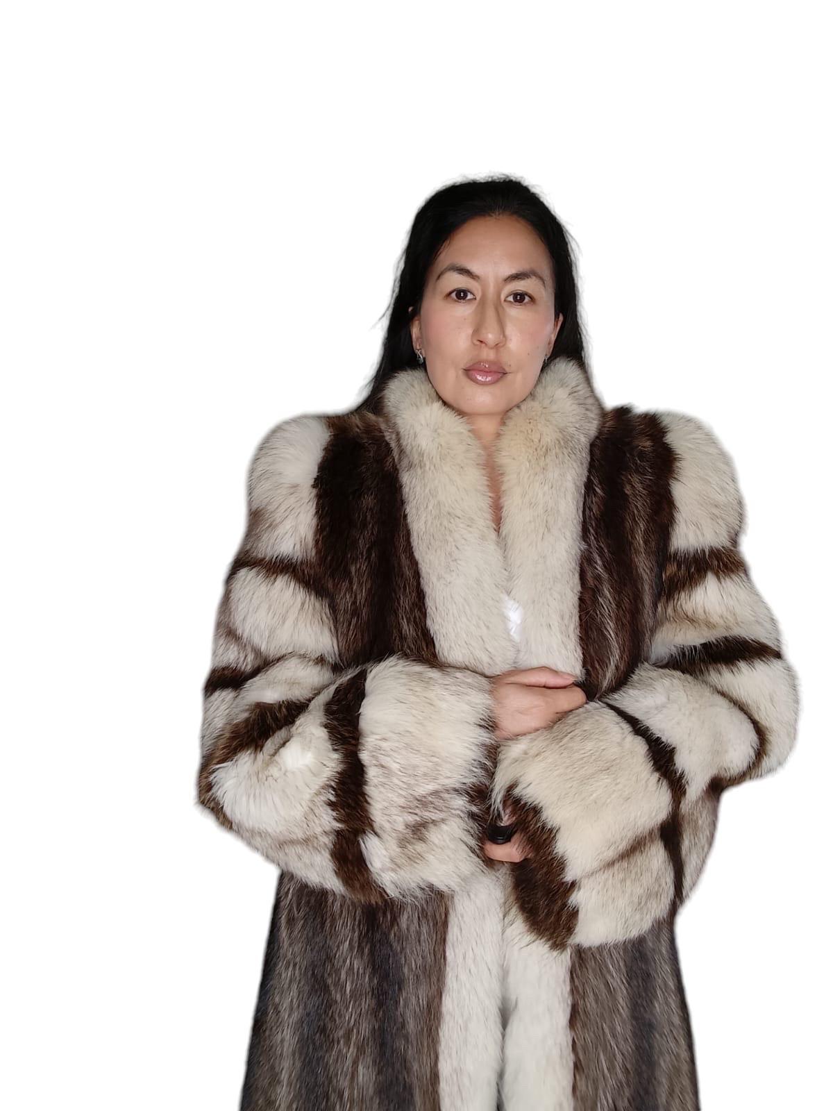 Raccoon fur coat norwegian fox sleeves size 12 For Sale 2