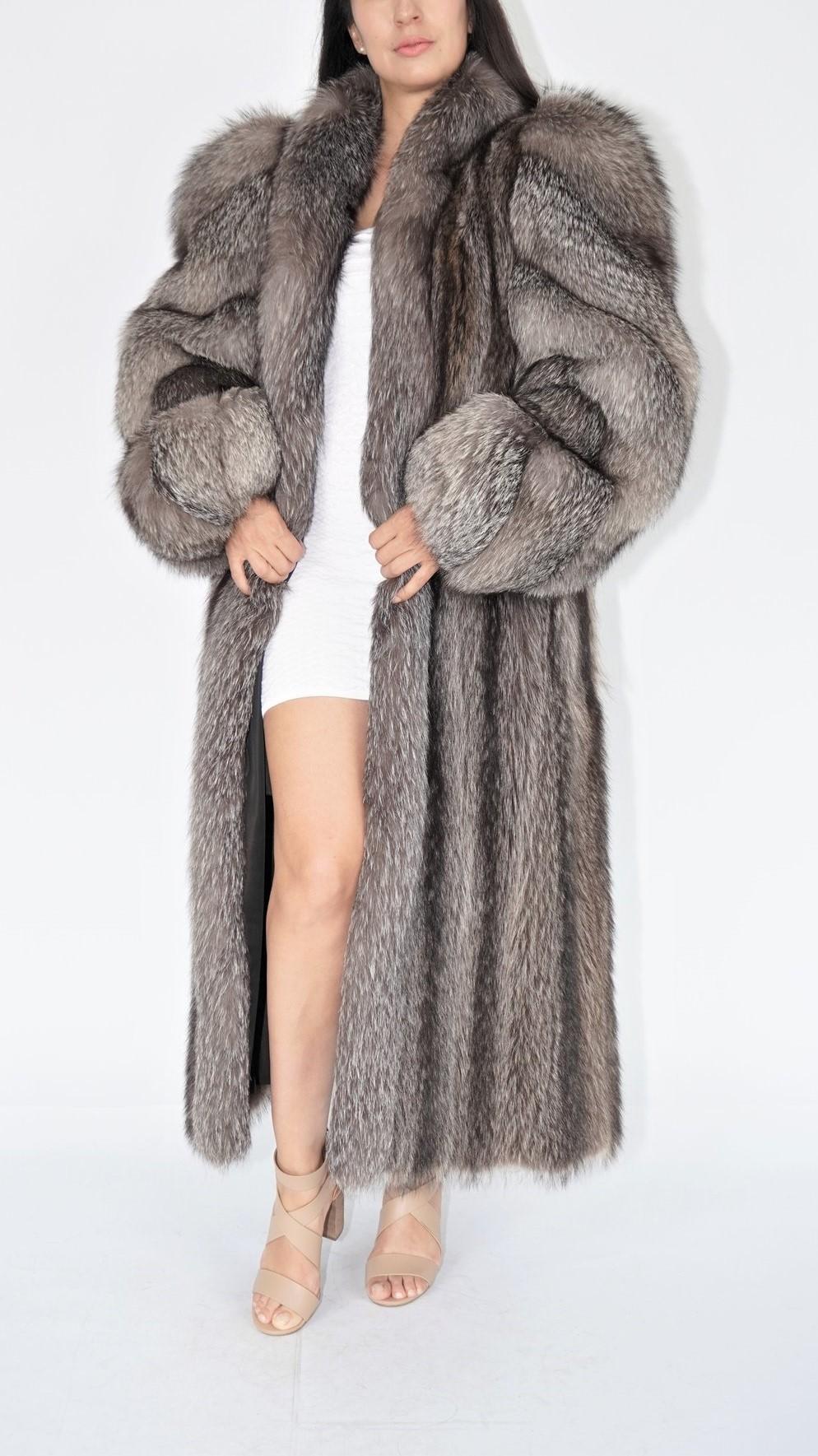 Raccoon fur coat with silver fox trim and sleeves size 8-10 In Excellent Condition For Sale In Montreal, Quebec
