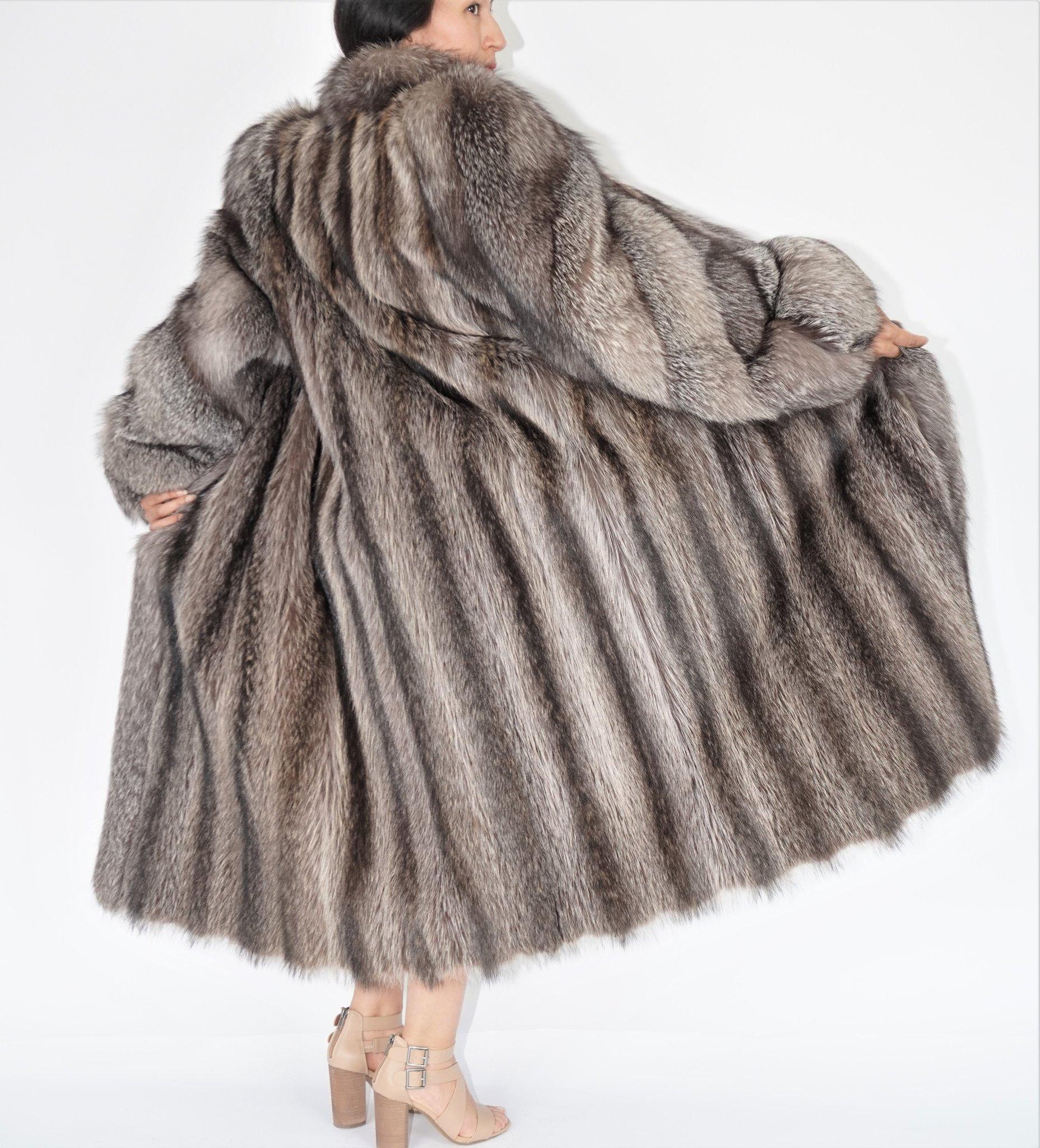 Women's Raccoon fur coat with silver fox trim and sleeves size 8-10 For Sale