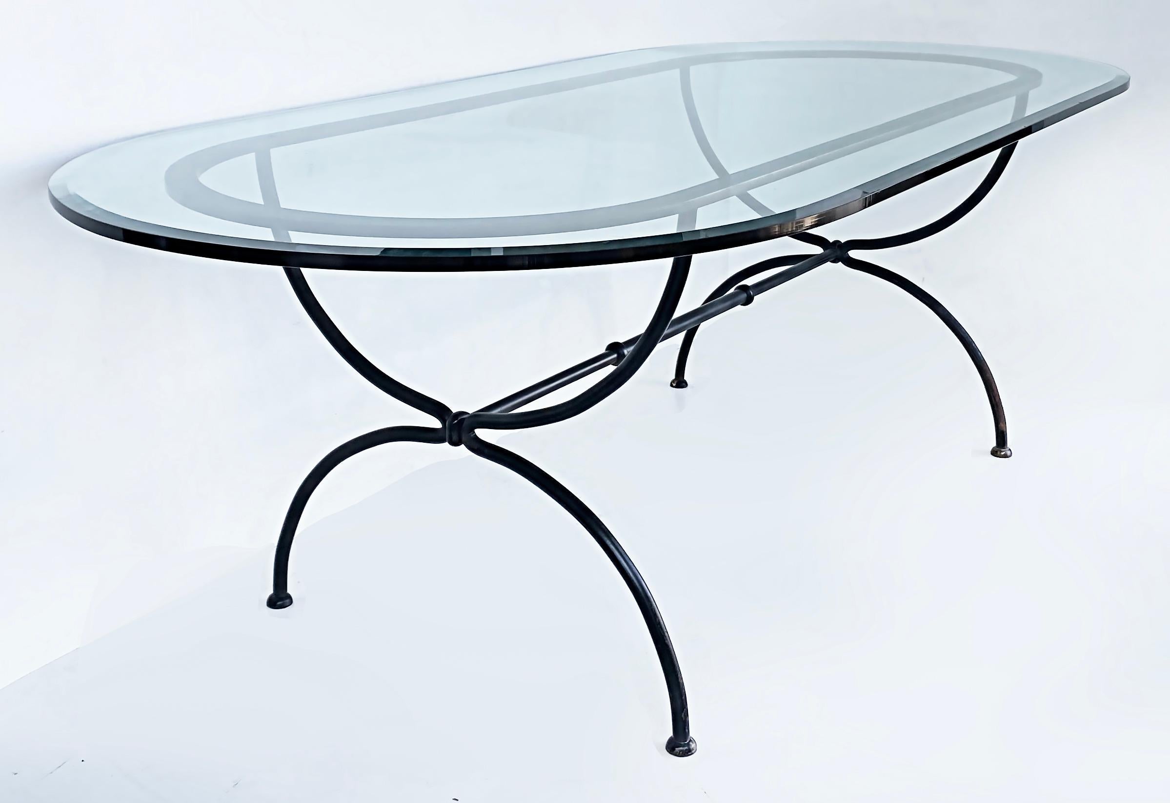 Table de salle à manger ovale en fer forgé revêtu de poudre avec plateau en verre de 1