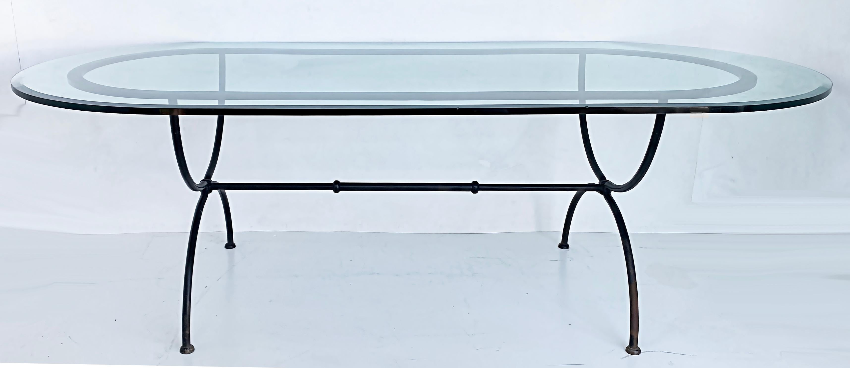 Poudré Table de salle à manger ovale Race-Track en fer forgé poudré avec plateau en verre épais en vente