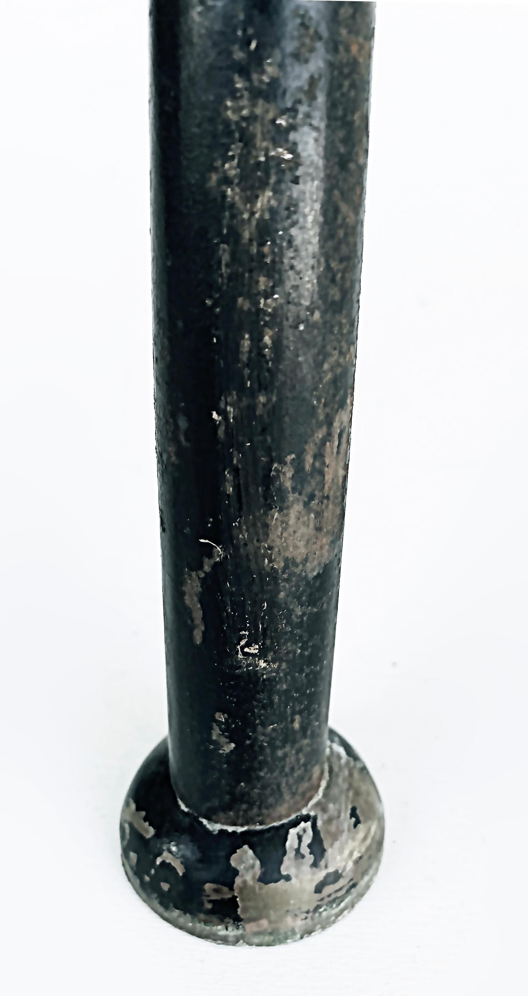 Ovaler, pulverbeschichteter Schmiedeeisen-Esstisch mit dicker Glasplatte, Race-Track (20. Jahrhundert) im Angebot
