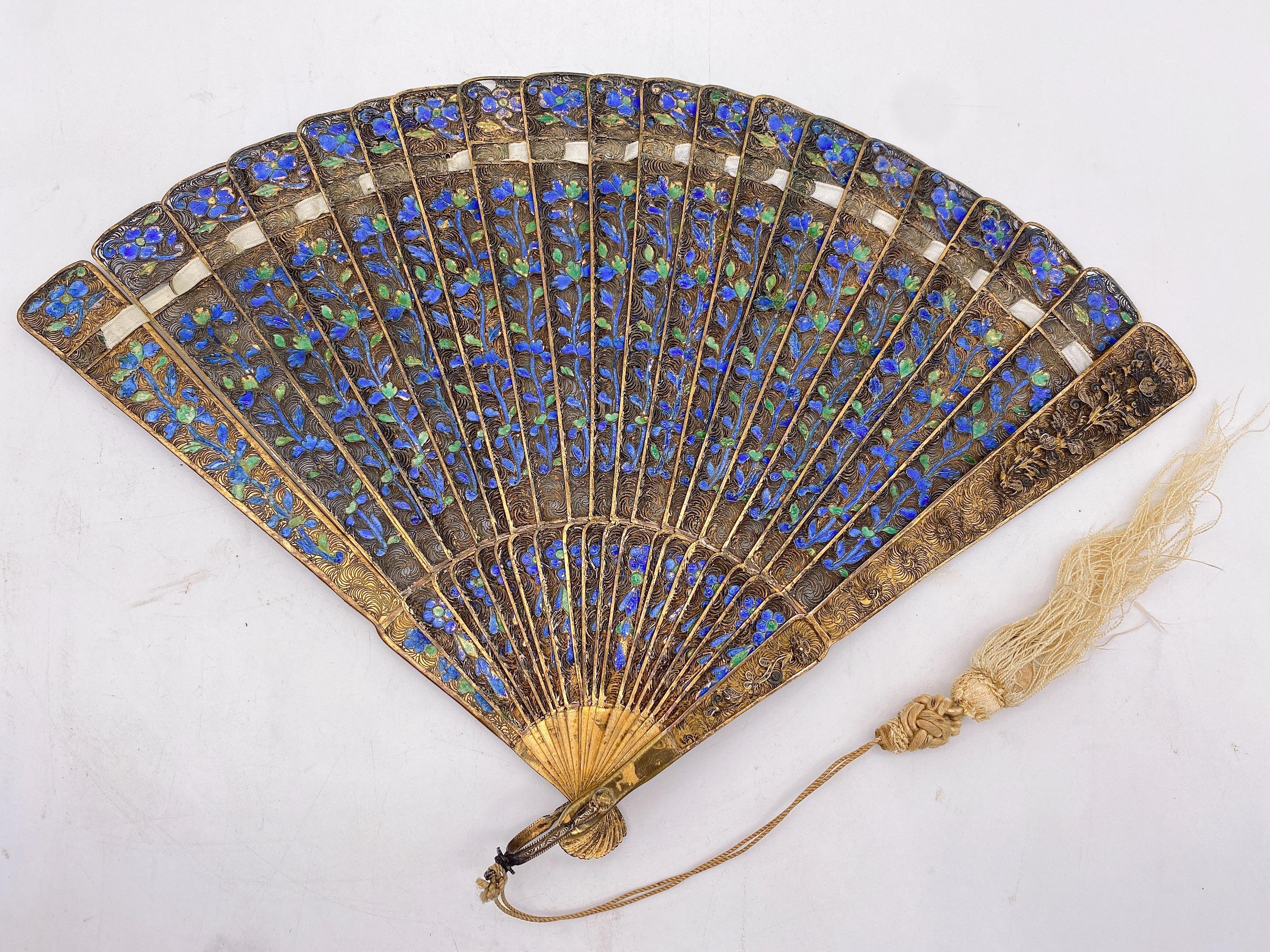 Unique rare fine antique 17th century Chinese gilt silver filigree and enamel brise fan, Qing dynasty, the fan has 20 sticks with a 24k gold ring loop, wonderful sticks with silver wire filigree and enamel blue and green in both sides, incredible
