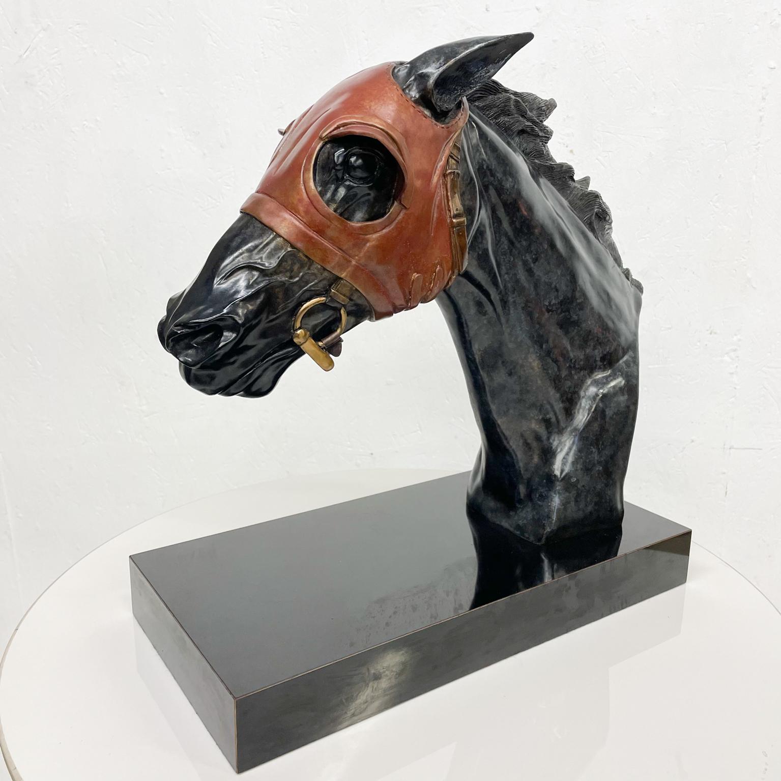  Racehorse Head Bust Skulptur Bronze Blinkers signiert Pam Foss (Moderne der Mitte des Jahrhunderts) im Angebot