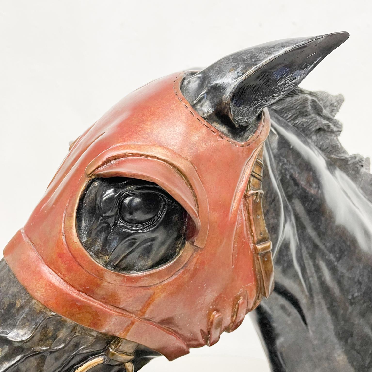  Racehorse Head Bust Skulptur Bronze Blinkers signiert Pam Foss (amerikanisch) im Angebot
