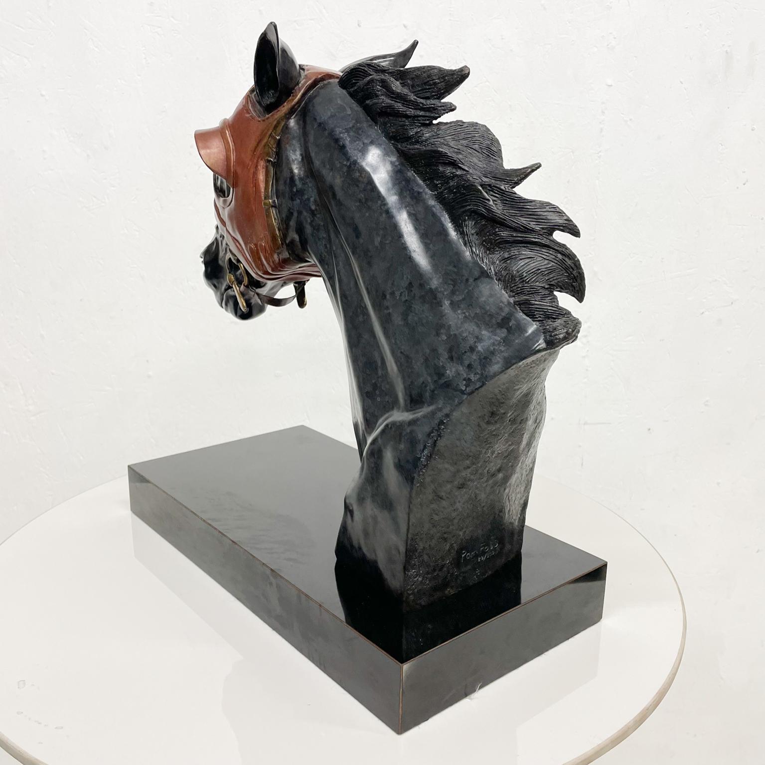  Racehorse Head Bust Skulptur Bronze Blinkers signiert Pam Foss (20. Jahrhundert) im Angebot