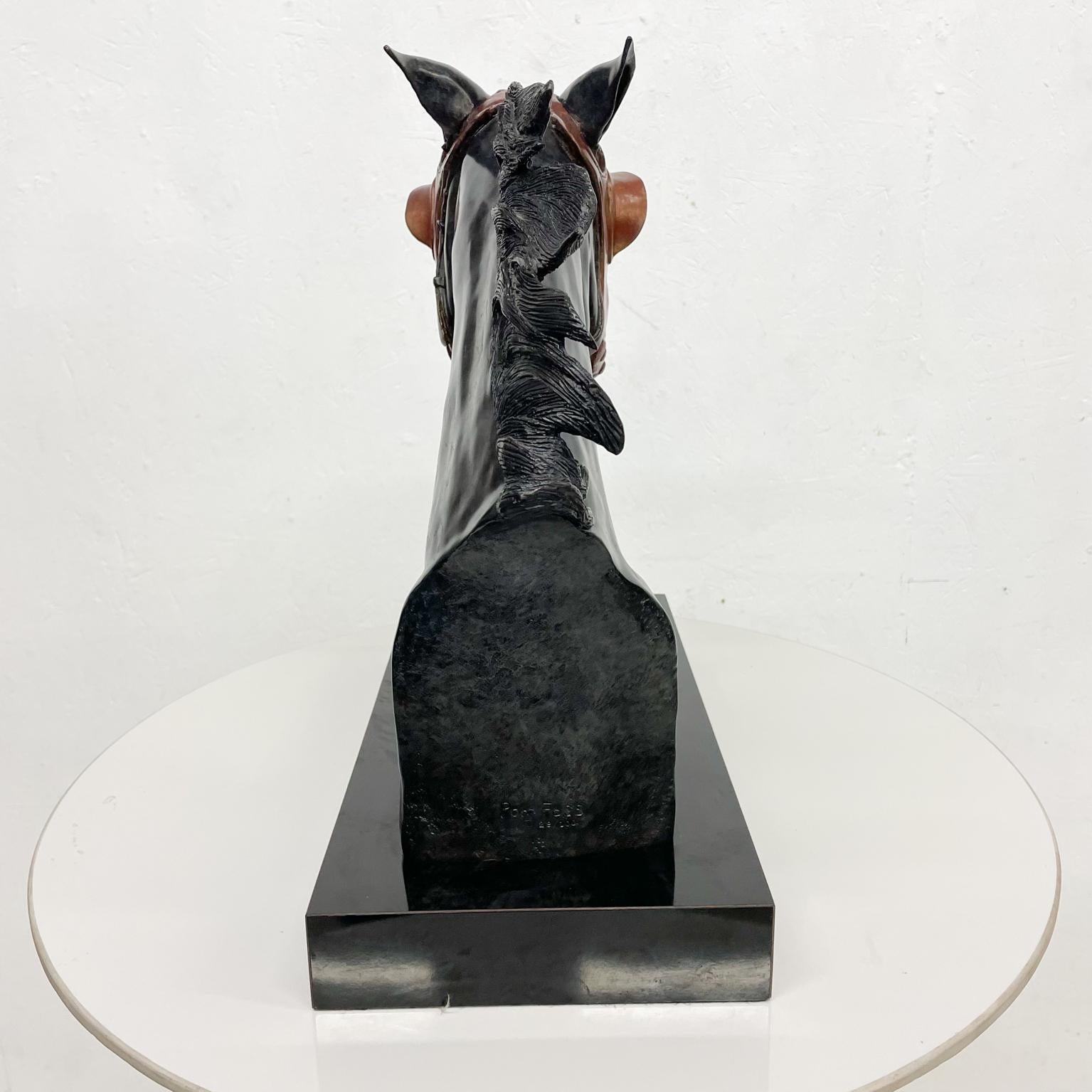  Racehorse Head Bust Skulptur Bronze Blinkers signiert Pam Foss im Angebot 2