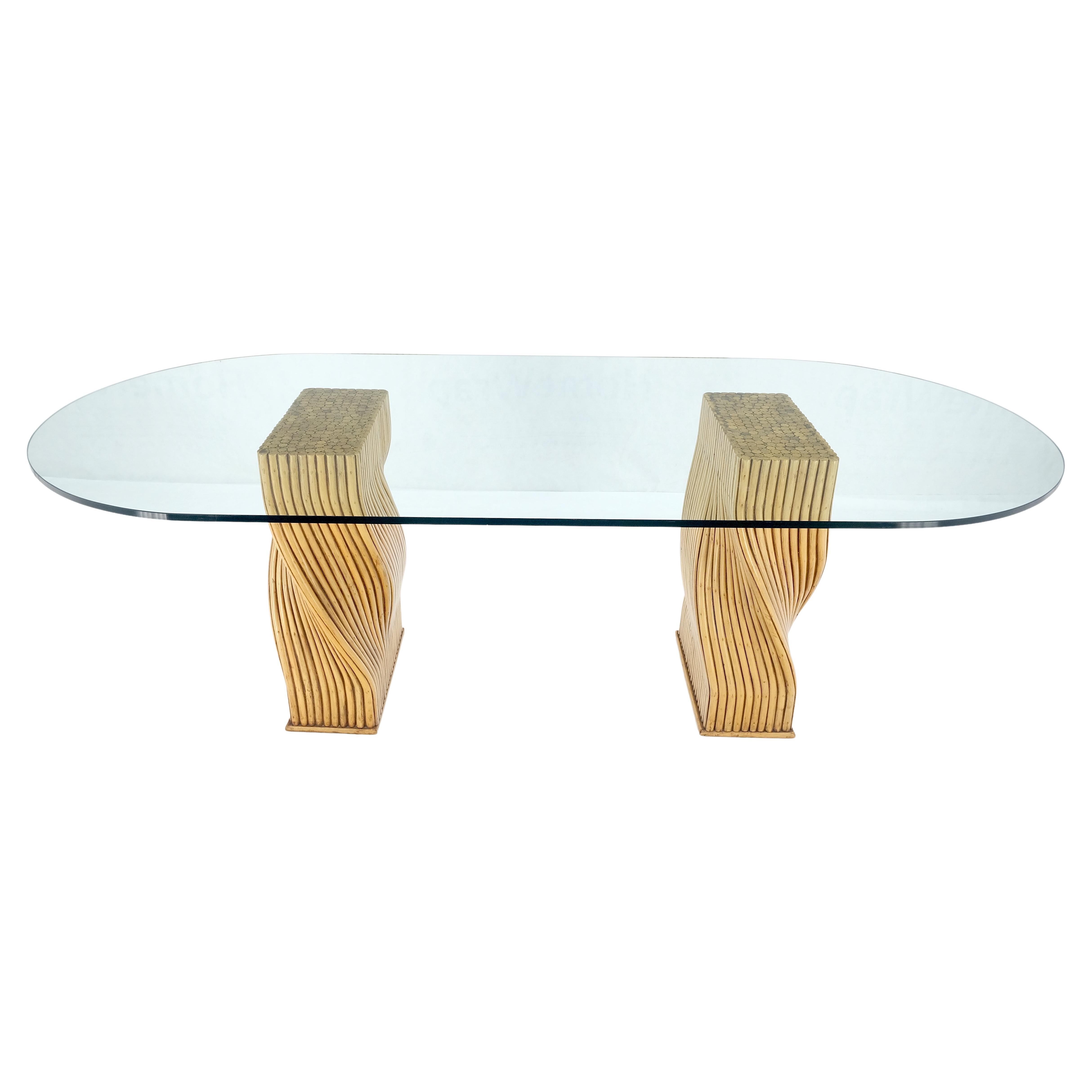 Ovaler Esstisch mit 3/4" Glasplatte und gedrehten Bambussockeln in Racetrack-Form  im Angebot