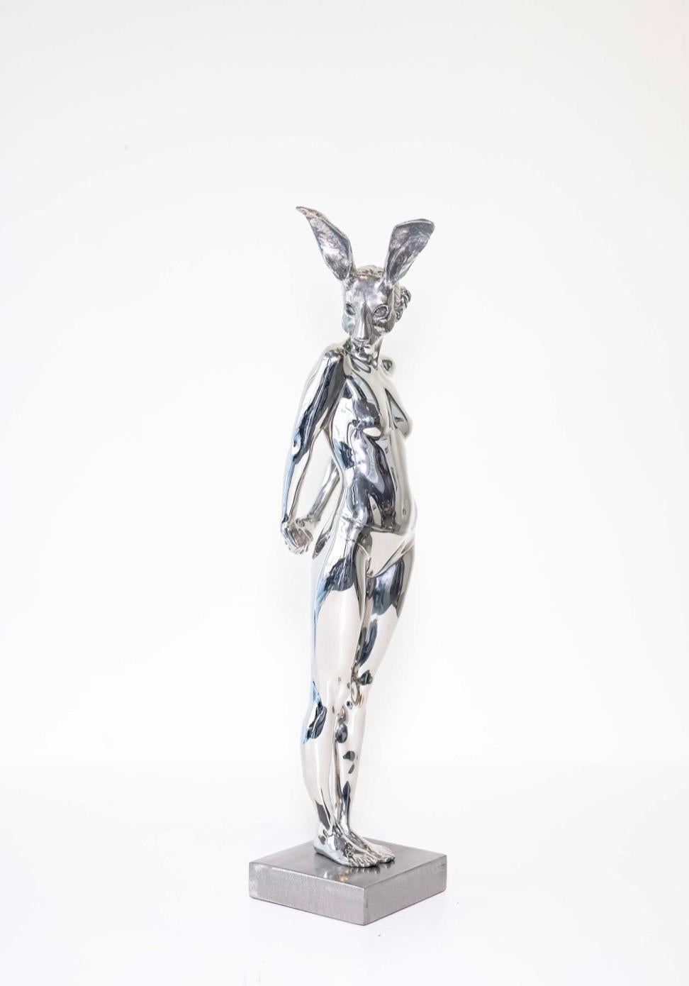 Rachel Ann Stevenson Figurative Sculpture – Zeitgenössische Nude-Skulptur einer Frau aus Edelstahl „Echo Vigils Echo“ 