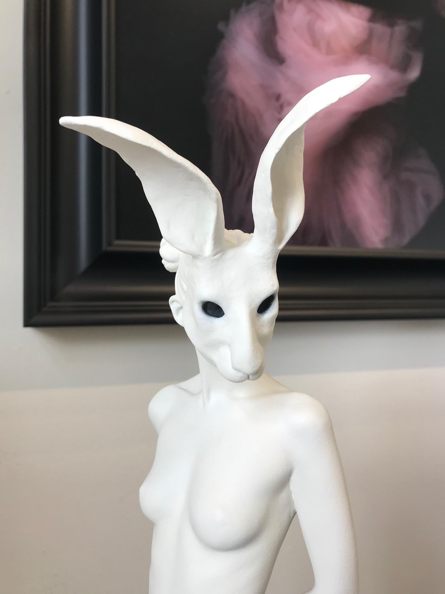 The mysterious artworks by Rachel Ann Stevenson invite you into a dream world. Rachel Ann sees artists as day dreamers who can show the impossible to the world. Her sculptures resemble human beings, but at the same time they are not from this world.