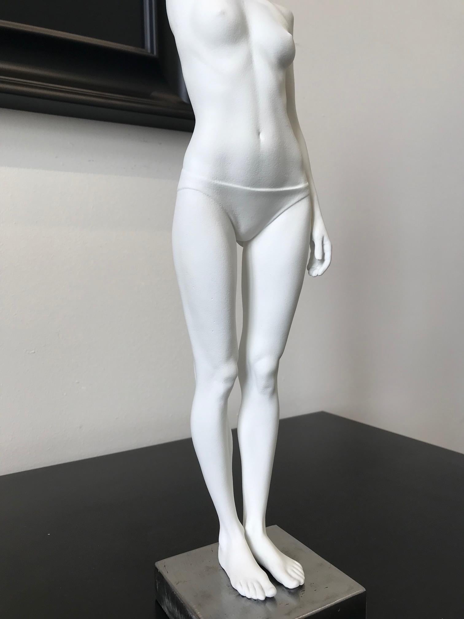 Zeitgenössische Akt-Skulptur einer Frau mit Hasenmaske „Vigils Echo 5“ im Angebot 1