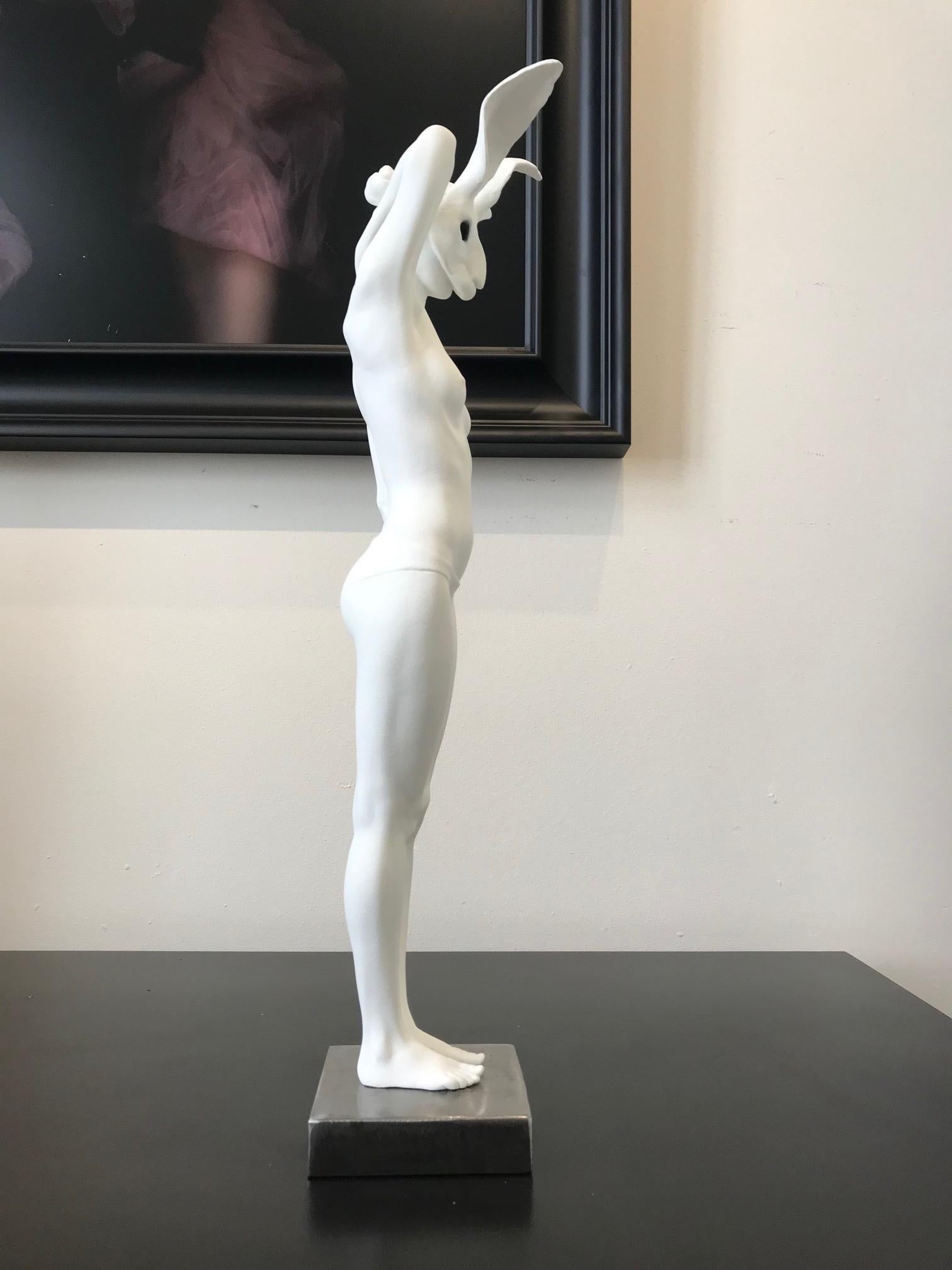 Zeitgenössische Akt-Skulptur einer Frau mit Hasenmaske „Vigils Echo 5“ im Angebot 2