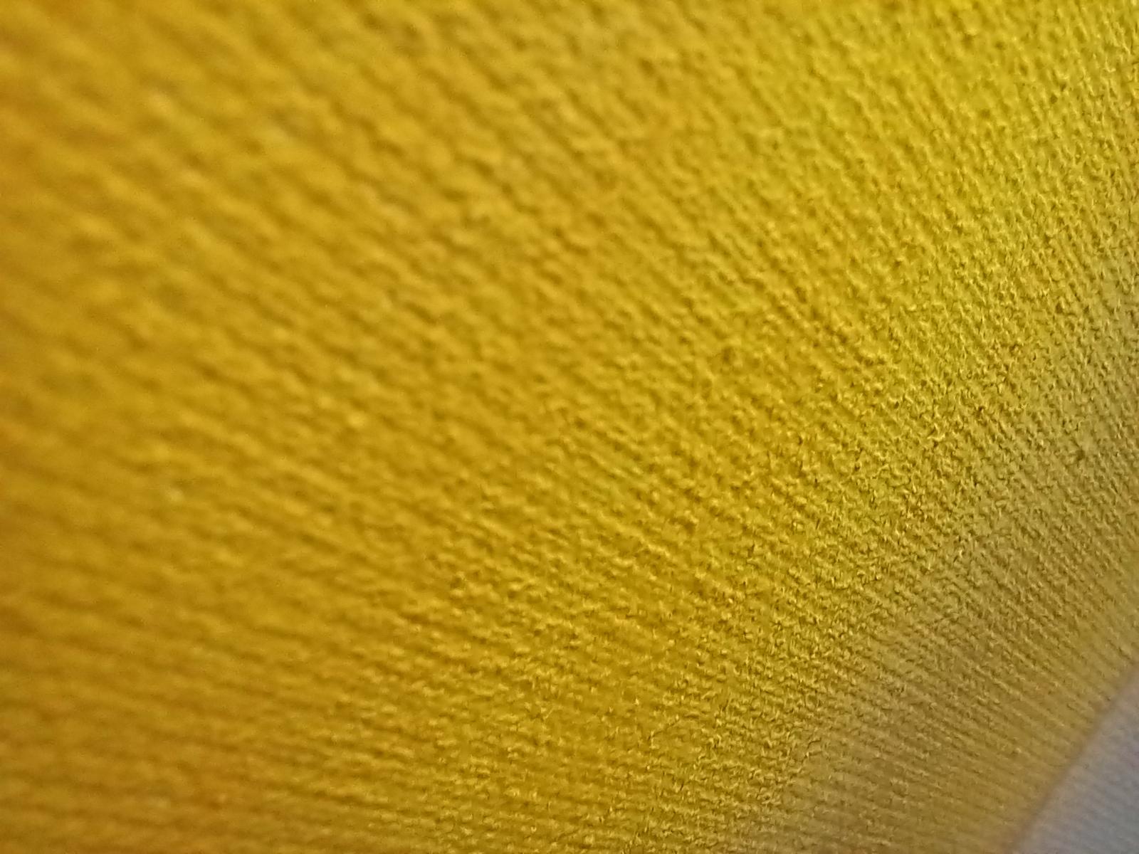 In this work we can see very neutral colors such as yellow, which predominates a lot, with shapes that create a void in the center of the work.