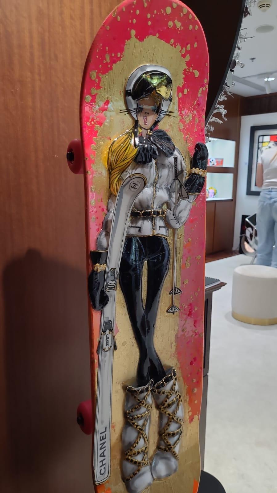 Rachel, estilista de profesión, creó a su heroína hace más de 10 años. La llamamos ''La Parisienne'': El pelo ondulado, el dominio del dorado de Gustav Klimt, la audacia de Toulouse Lautrec y la modernidad de Edmond Kiraz han influido mucho en