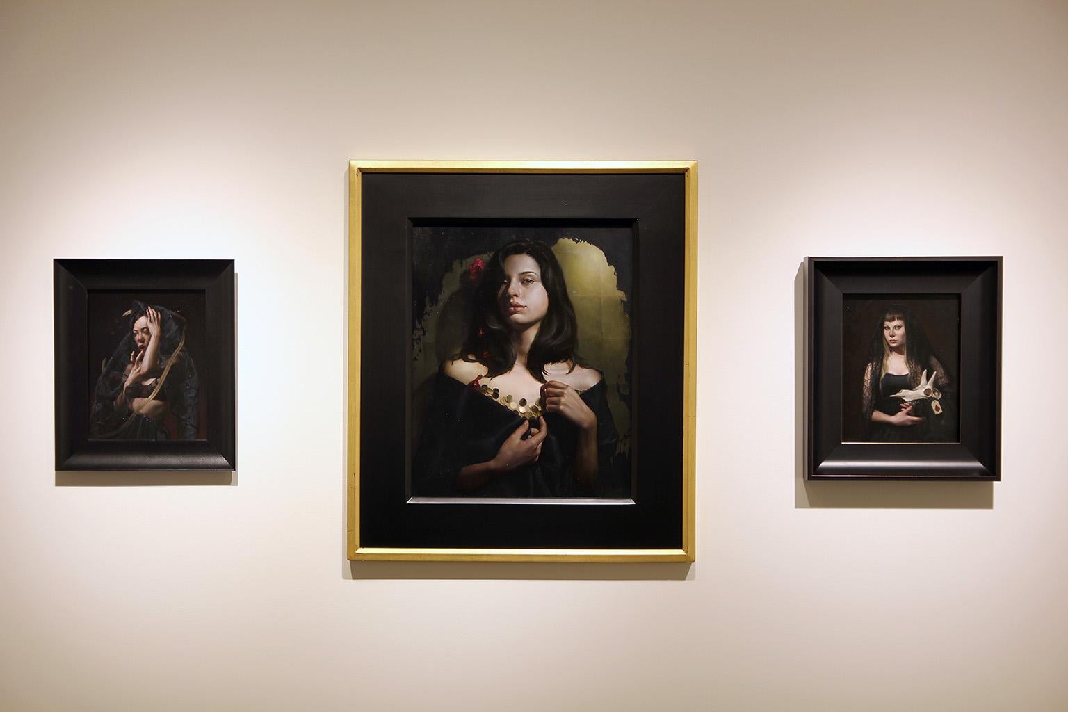 „Peeling off the Darkness“, Ölporträt einer Frau mit roter Blume im dunklen Haar, „Peeling off the Darkness“ (Zeitgenössisch), Painting, von Rachel Bess