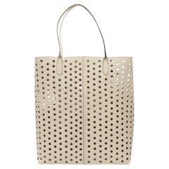 Perforierte Tragetasche aus cremefarbenem Lackleder von Rachel Comey