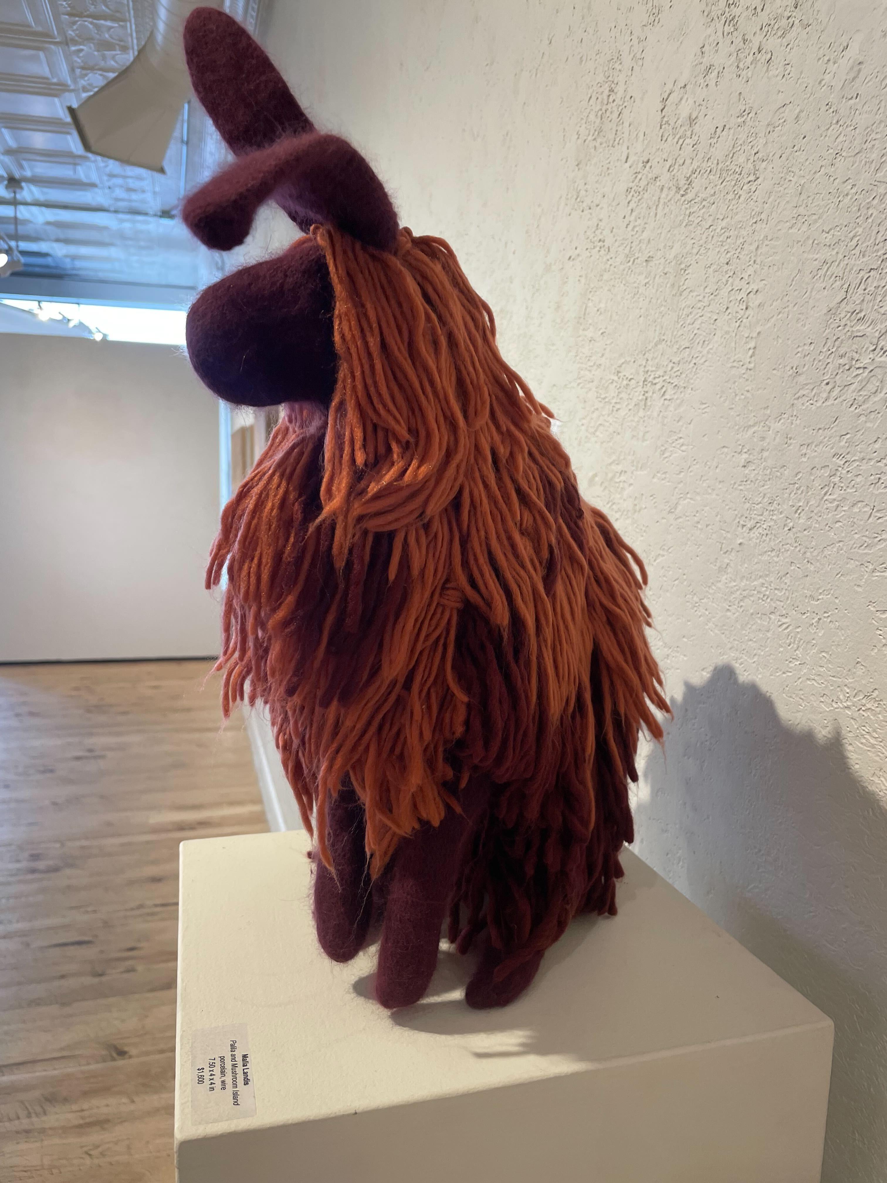 Pequeño León - Figurative Sculpture Marrón de Rachel Denny