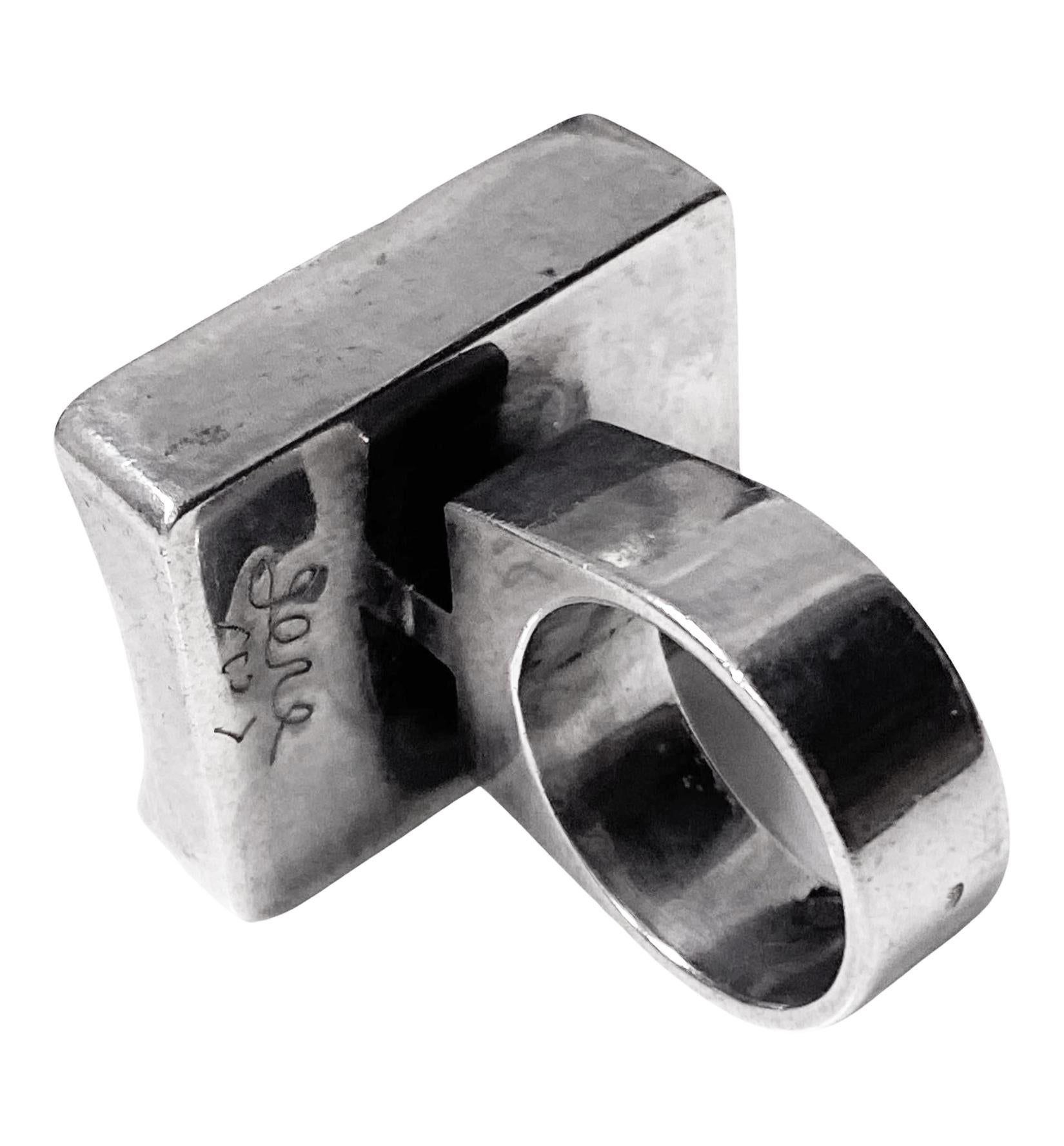Rachel Gera abstract brutalist Modernist Sterling Ring, Israel, C.1975 In Good Condition For Sale In Toronto, ON
