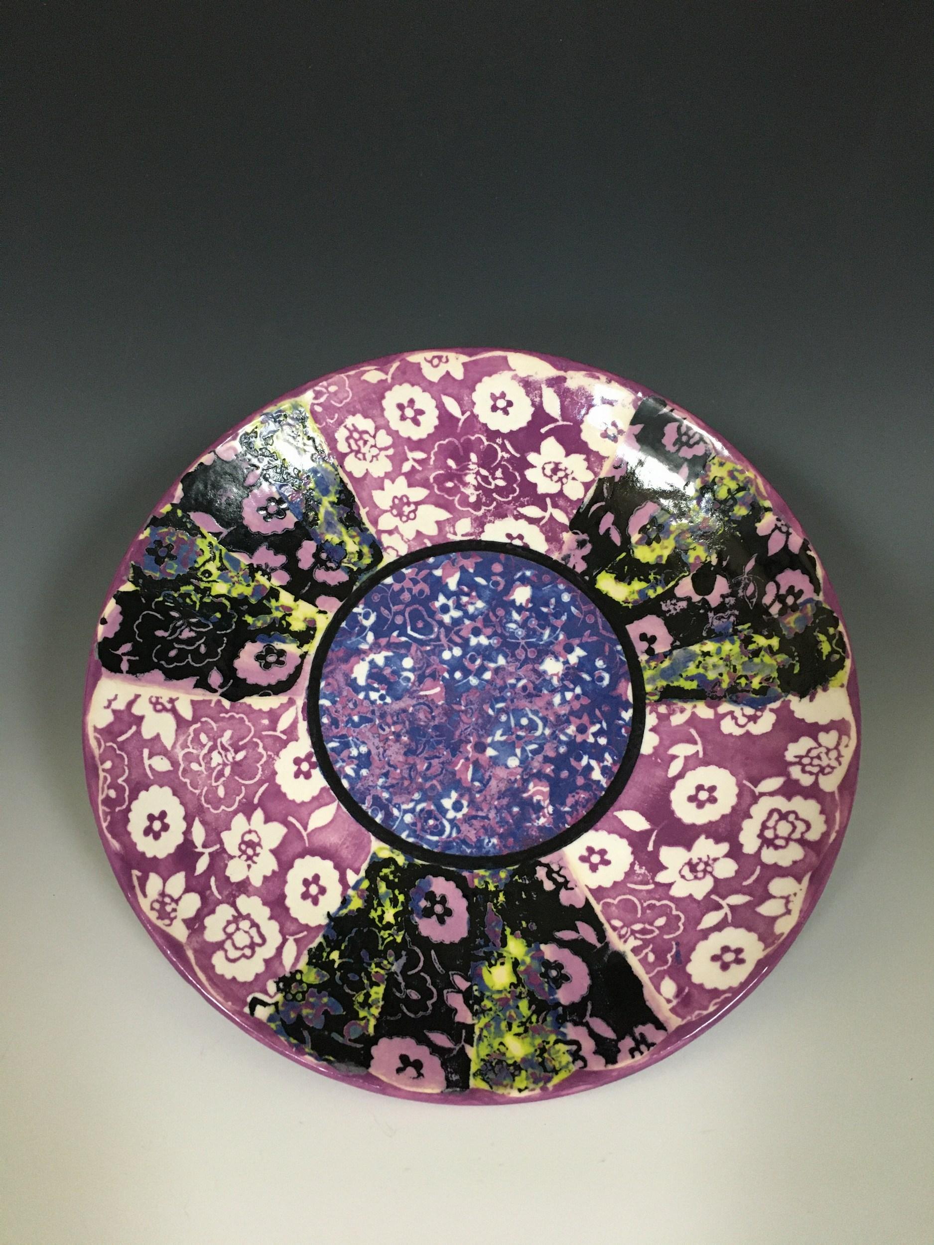 Rachel Hubbard Kline Figurative Sculpture – Violett gemusterter Teller