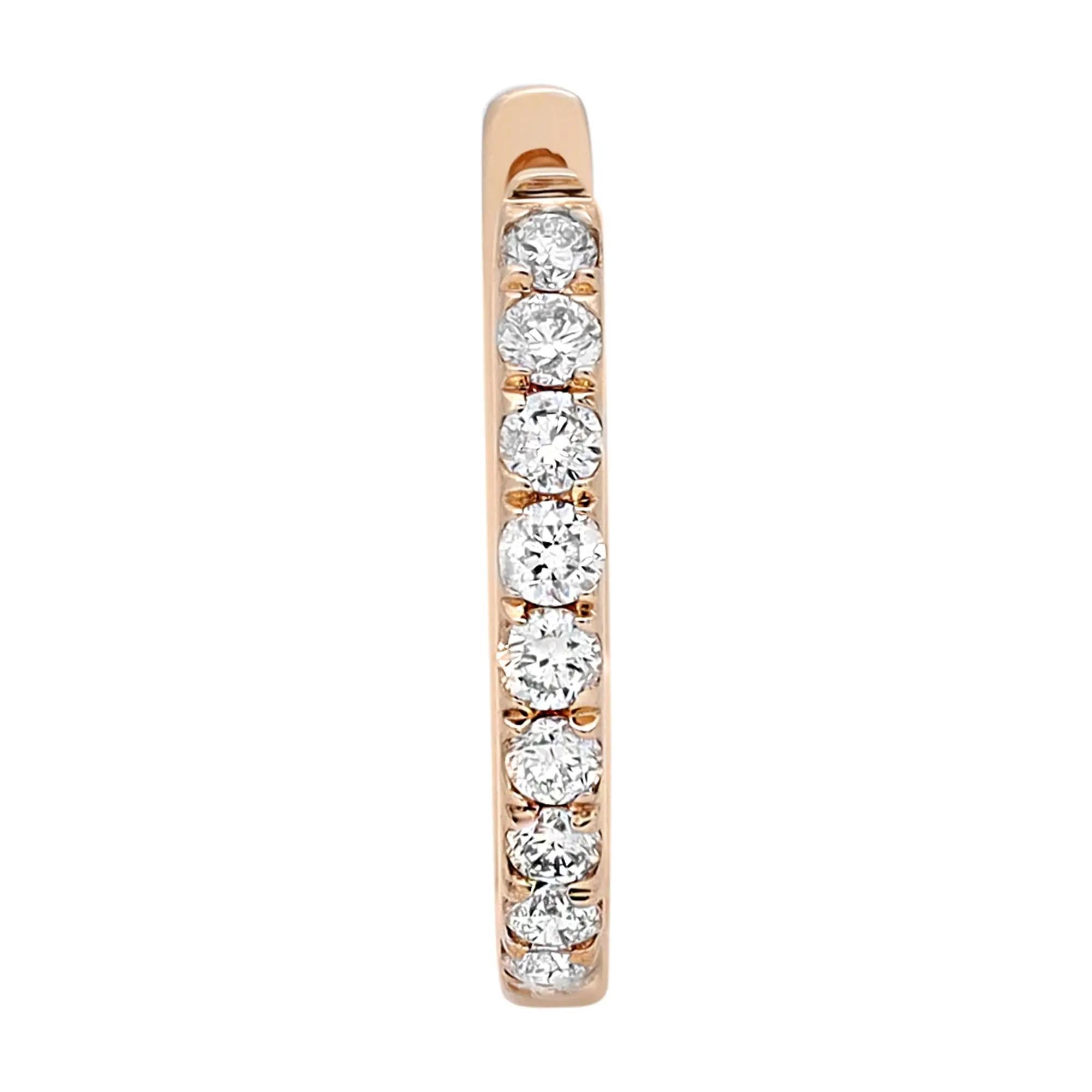 Elegantes y clásicos, estos pendientes huggie de diamantes atemporales son perfectos para un gran look diario. Con una hilera de brillantes diamantes redondos blancos engastados en brillante oro amarillo de 14 quilates. Peso total del diamante: 0,21