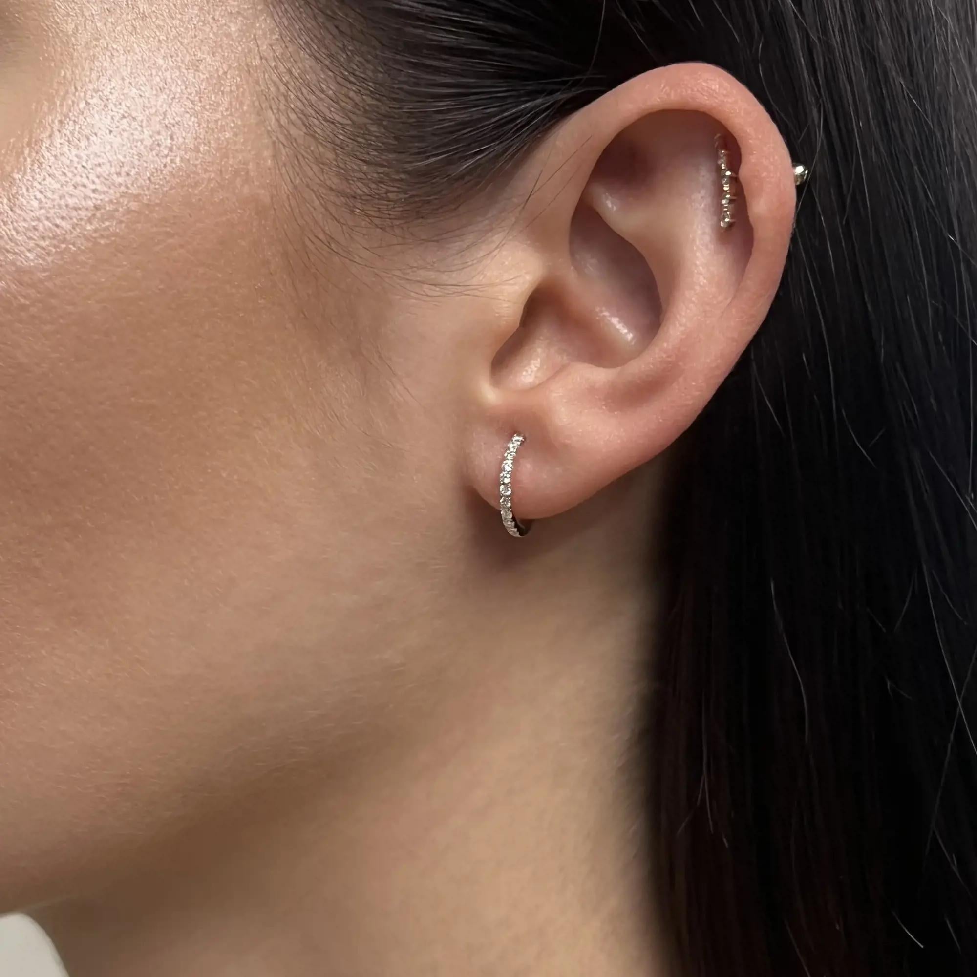 Rachel Koen 0.21cttw Pendientes Huggie de Diamantes Corte Redondo Oro Amarillo 14K en Nuevo estado para la venta en New York, NY