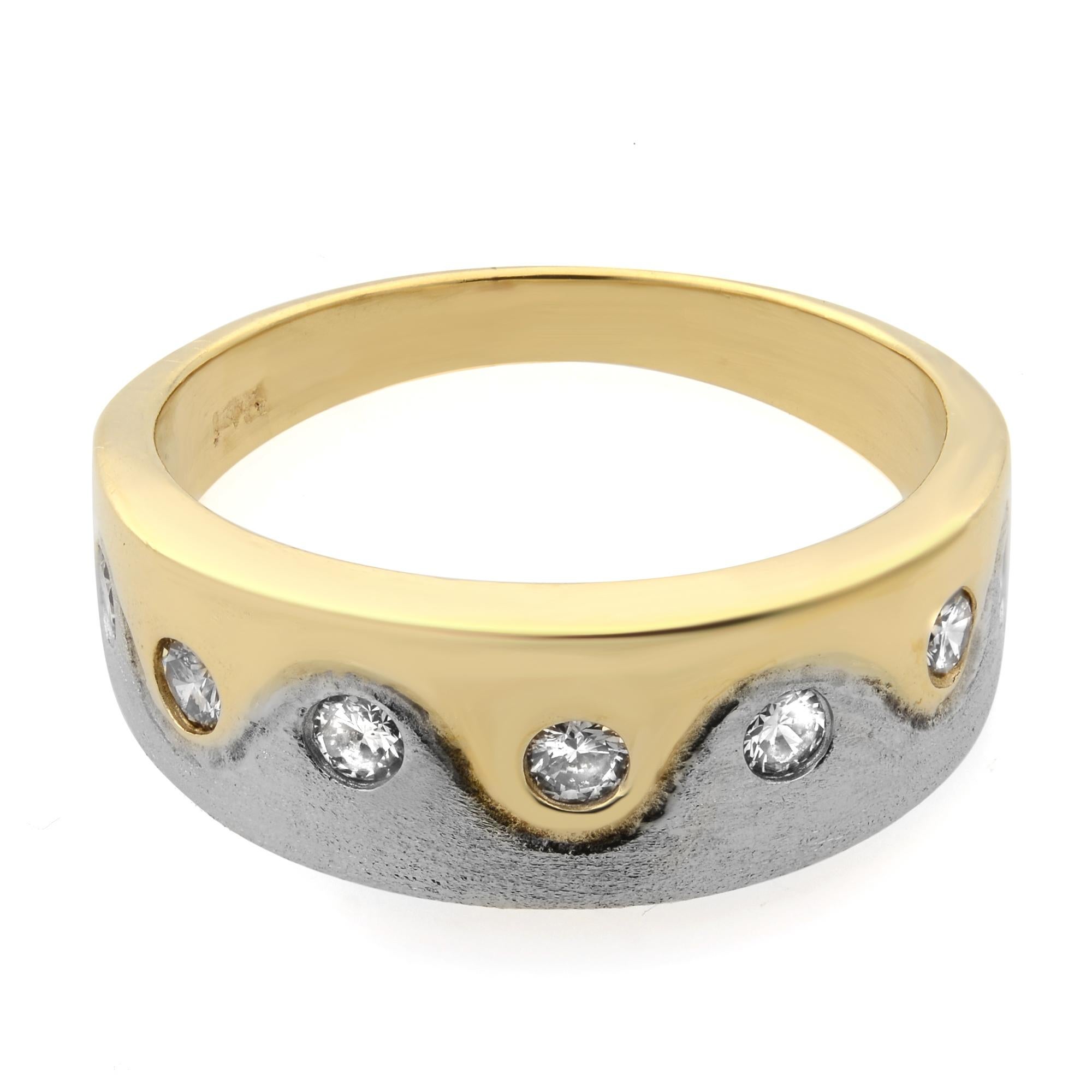 Questa elegante e classica fede con diamante è realizzata in oro giallo 14k. La fascia d'oro, per metà strutturata e per metà lucida, è impreziosita da 7 diamanti rotondi taglio brillante con un peso totale di 0,25 carati. Larghezza dell'anello: 6.5