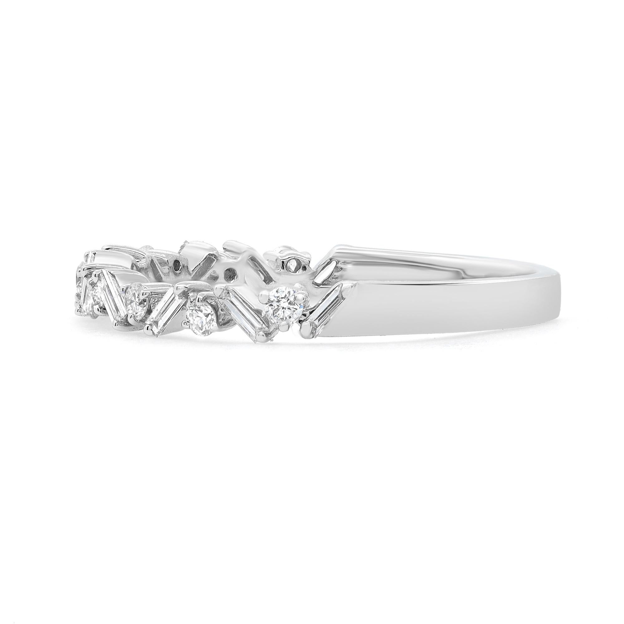 Schlichter und zarter Diamantring aus 18 Karat Weißgold. Dieser Ring zeichnet sich durch zackenförmig gefasste Diamanten im Baguetteschliff aus, die in einem Zickzackmuster gefasst sind und einen zeitlosen, auffälligen Stil darstellen. Er ist