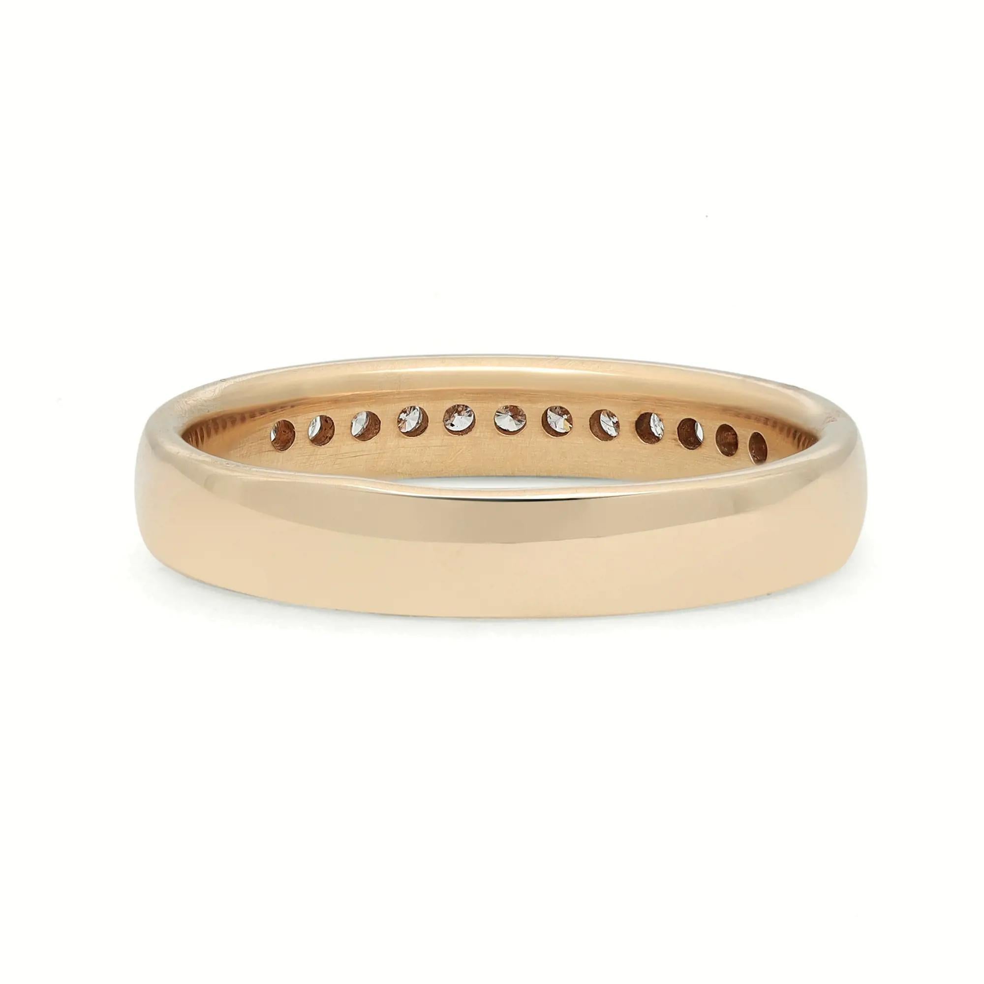 Une bague de mariage en diamant intemporelle et élégante. Fabriqué en or jaune 14k poli à la perfection. Cette bague comporte 12 diamants ronds éblouissants, taillés en brillant et sertis en canal. Parfait pour un cadeau ou comme bague de promesse.