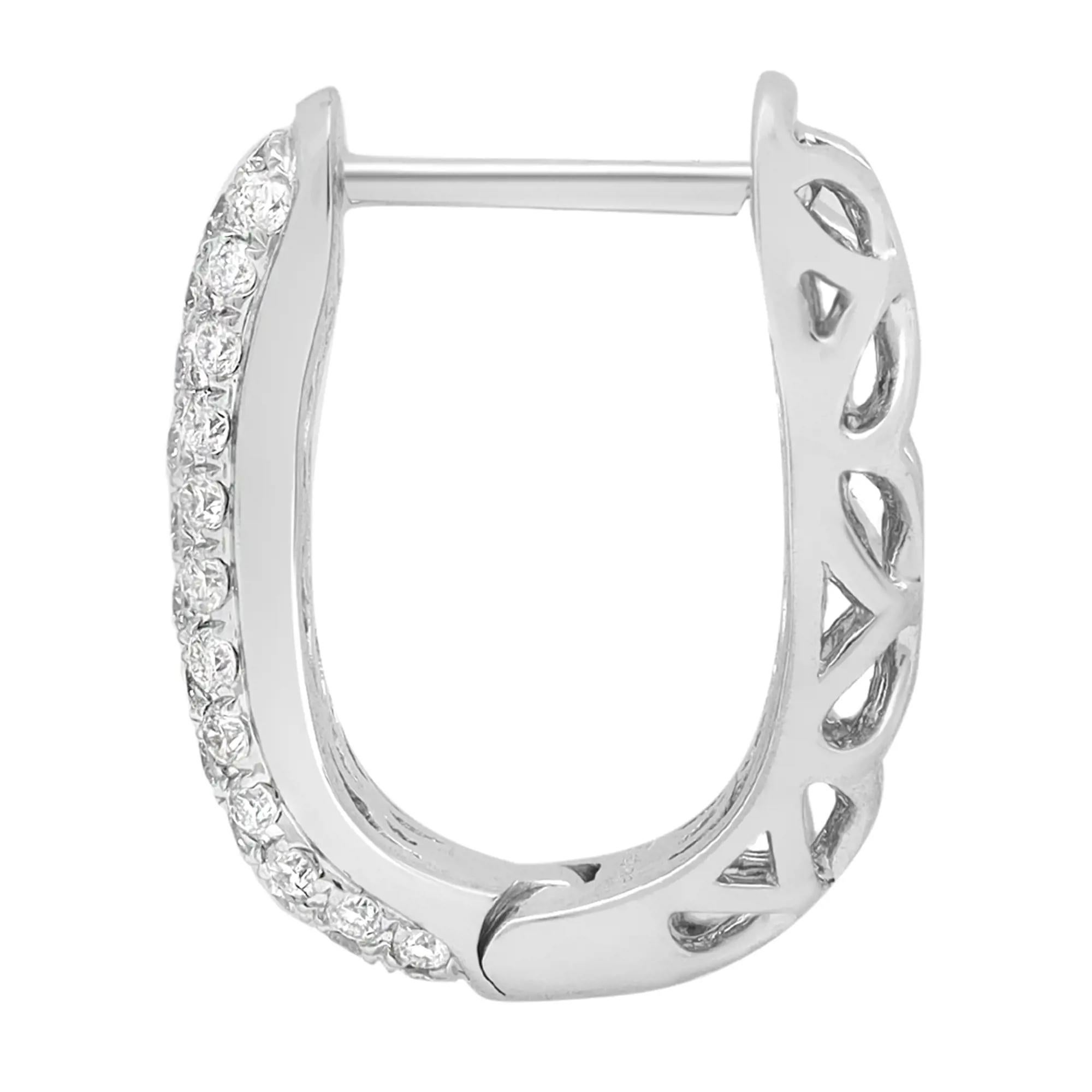 Questi affascinanti orecchini huggie con diamanti rotondi taglio brillante incastonati per un peso di 0,40 carati. Incrostato in oro bianco 18 carati. Qualità del diamante: colore G-H e purezza VS-SI. Dimensioni dell'orecchino: 15,4 mm x 12,2 mm.