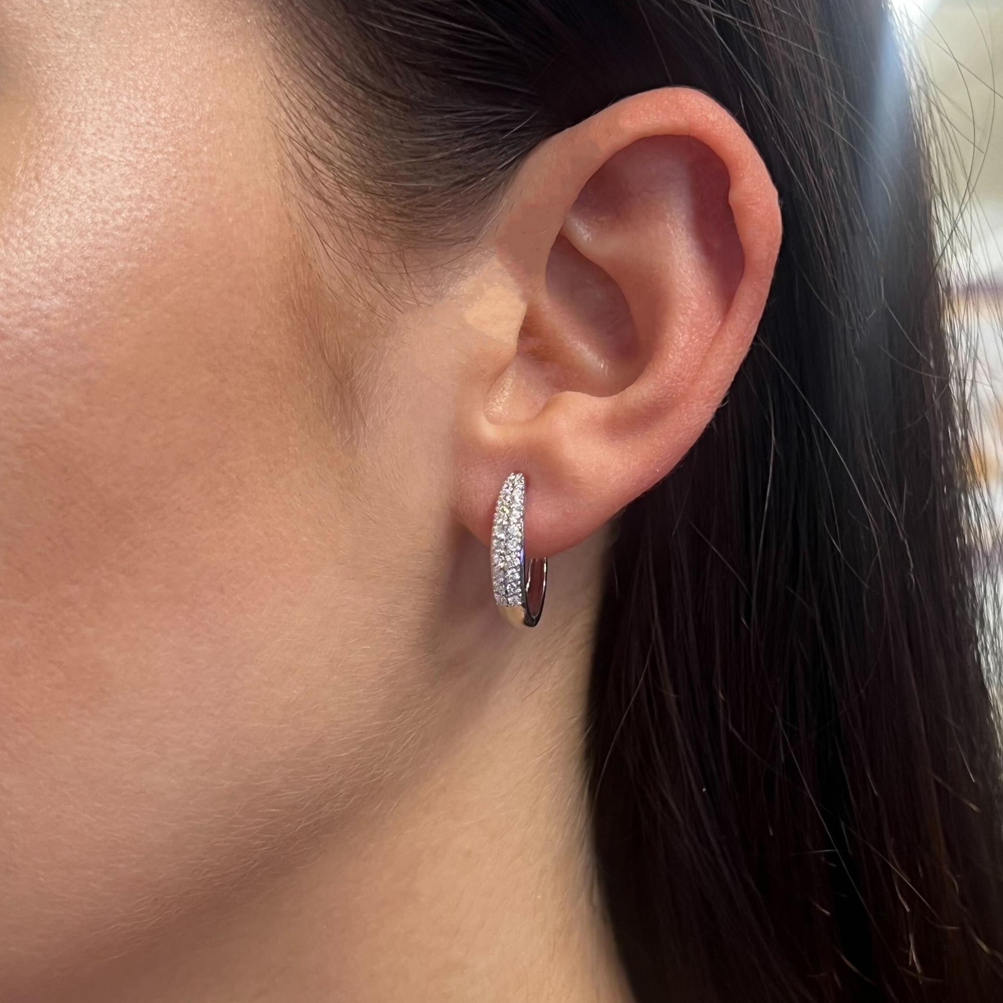Rachel Koen 0.41Ctw Prong Set Round Cut Diamond Huggie Earrings 18K White Gold In New Condition For Sale In New York, NY