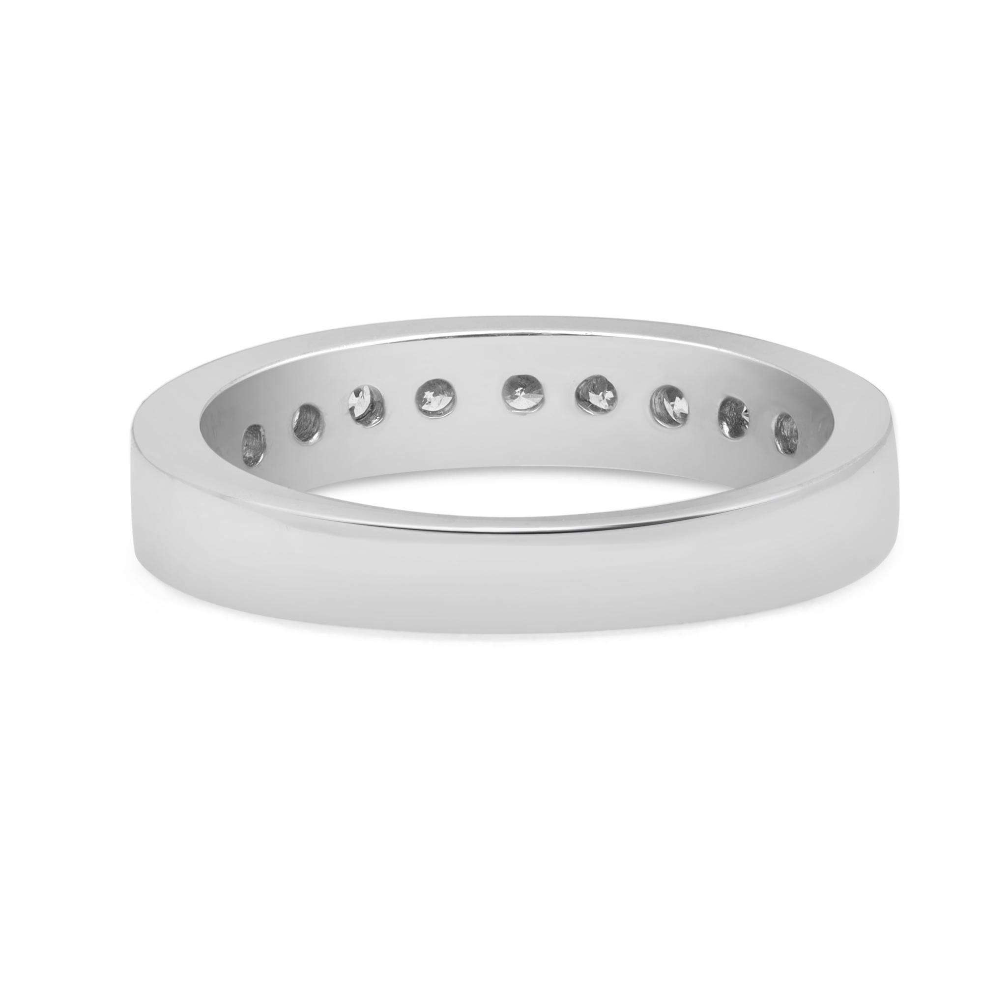 Fede nuziale con diamante elegante e senza tempo. Realizzato in pregiato platino lucidato a specchio. Questo anello presenta 10 splendidi diamanti rotondi taglio brillante con incastonatura a canale. Perfetto per un regalo o come anello di promessa.