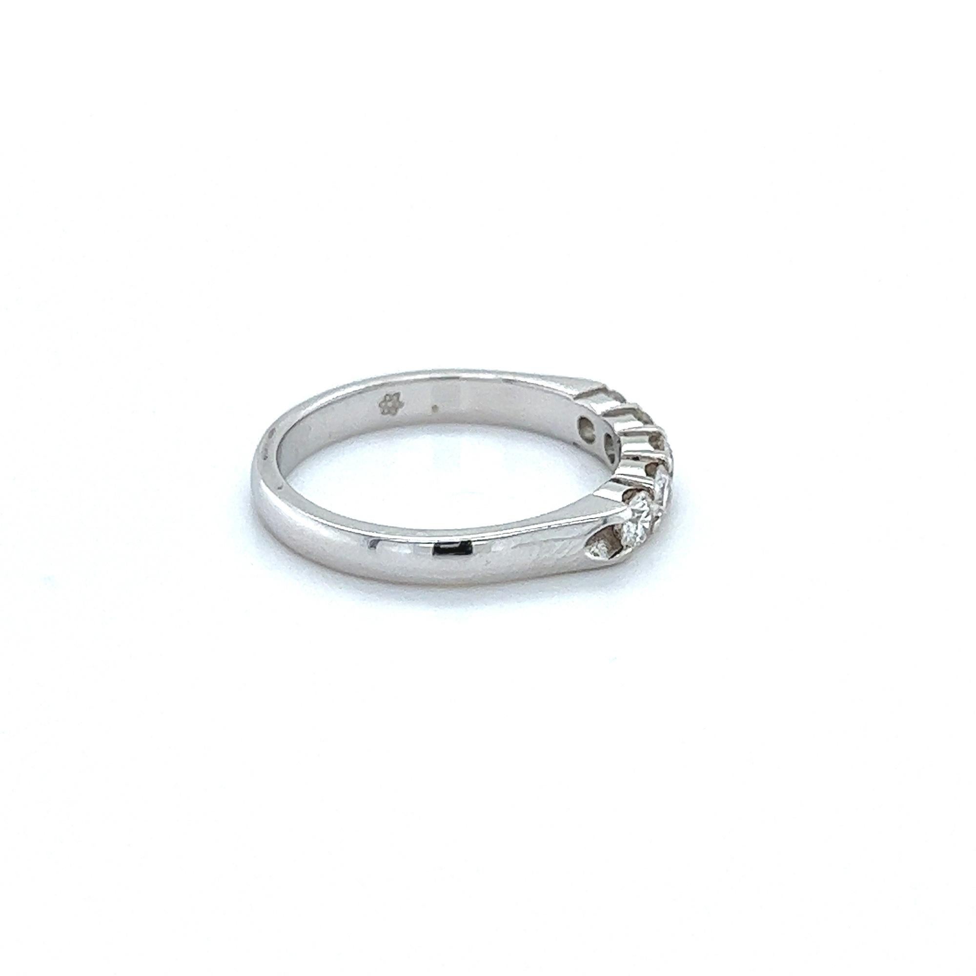 Klassischer und eleganter Diamant-Trauring aus hochglanzpoliertem 18 Karat Weißgold. Dieser Ring verfügt über 5 perfekt aufeinander abgestimmte, funkelnde Reihen von runden Diamanten im Brillantschliff mit einem Gesamtgewicht von 0,50 Karat, die in