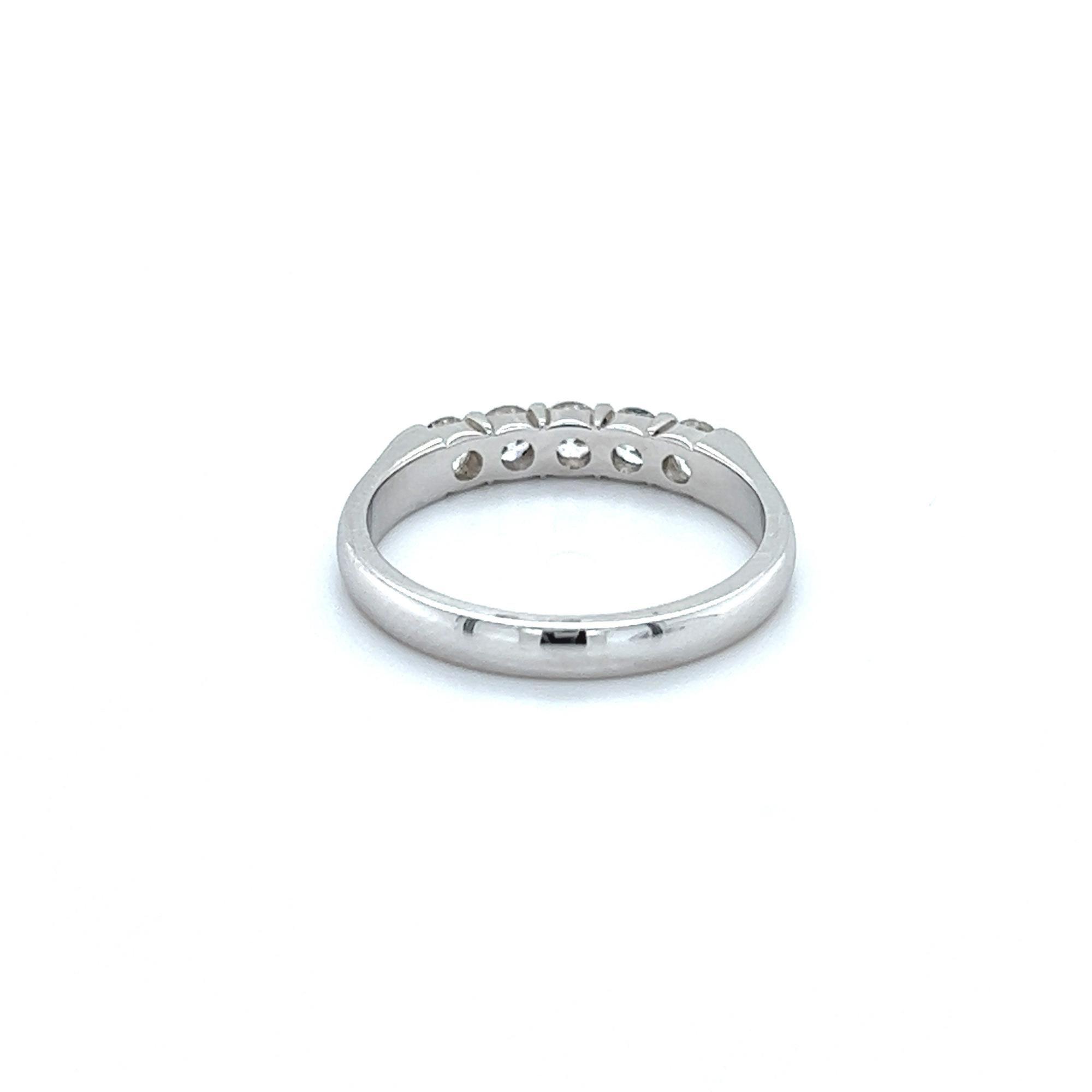 Rachel Koen Ehering aus 18 Karat Weißgold mit 0,50 Karat Diamant im Rundschliff, Größe 6,75 (Moderne) im Angebot