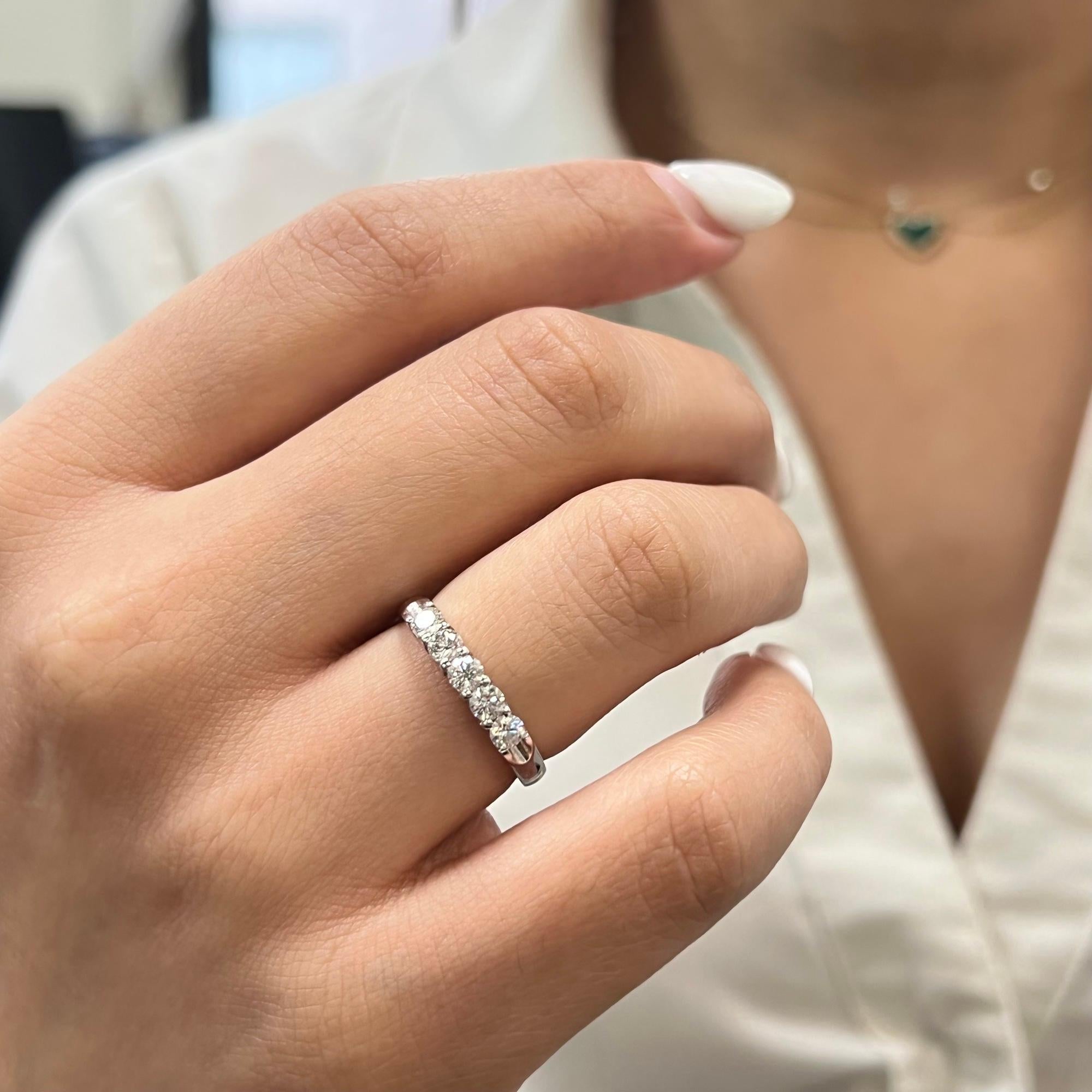 Rachel Koen Ehering aus 18 Karat Weißgold mit 0,50 Karat Diamant im Rundschliff, Größe 6,75 Damen im Angebot