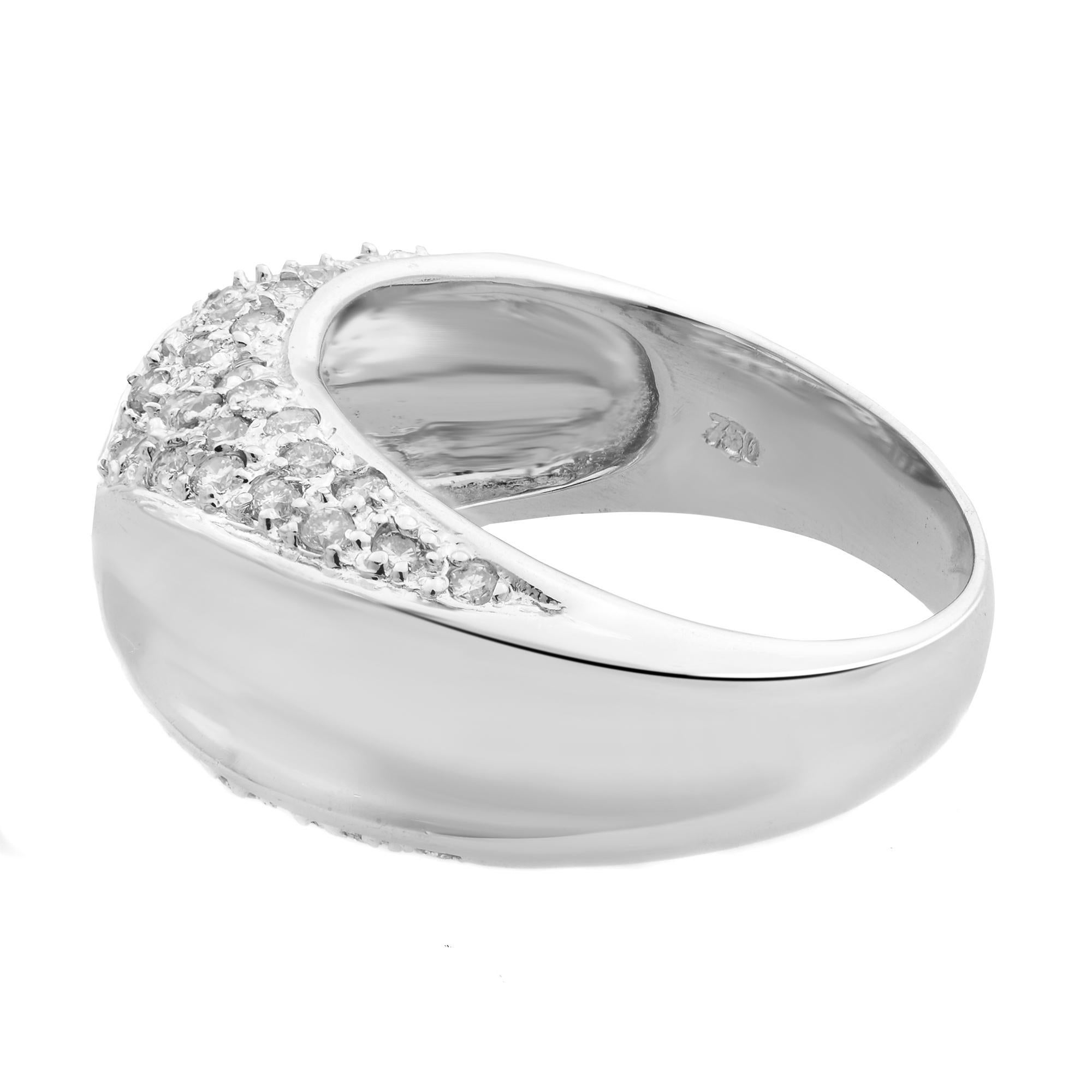 Elegante e raffinato, anello da donna con diamante impreziosito da diamanti rotondi taglio brillante incastonati per un peso di 0.60 carati. Colore del diamante G-H e purezza SI. Questo anello è un ottimo regalo per una persona speciale. Realizzato