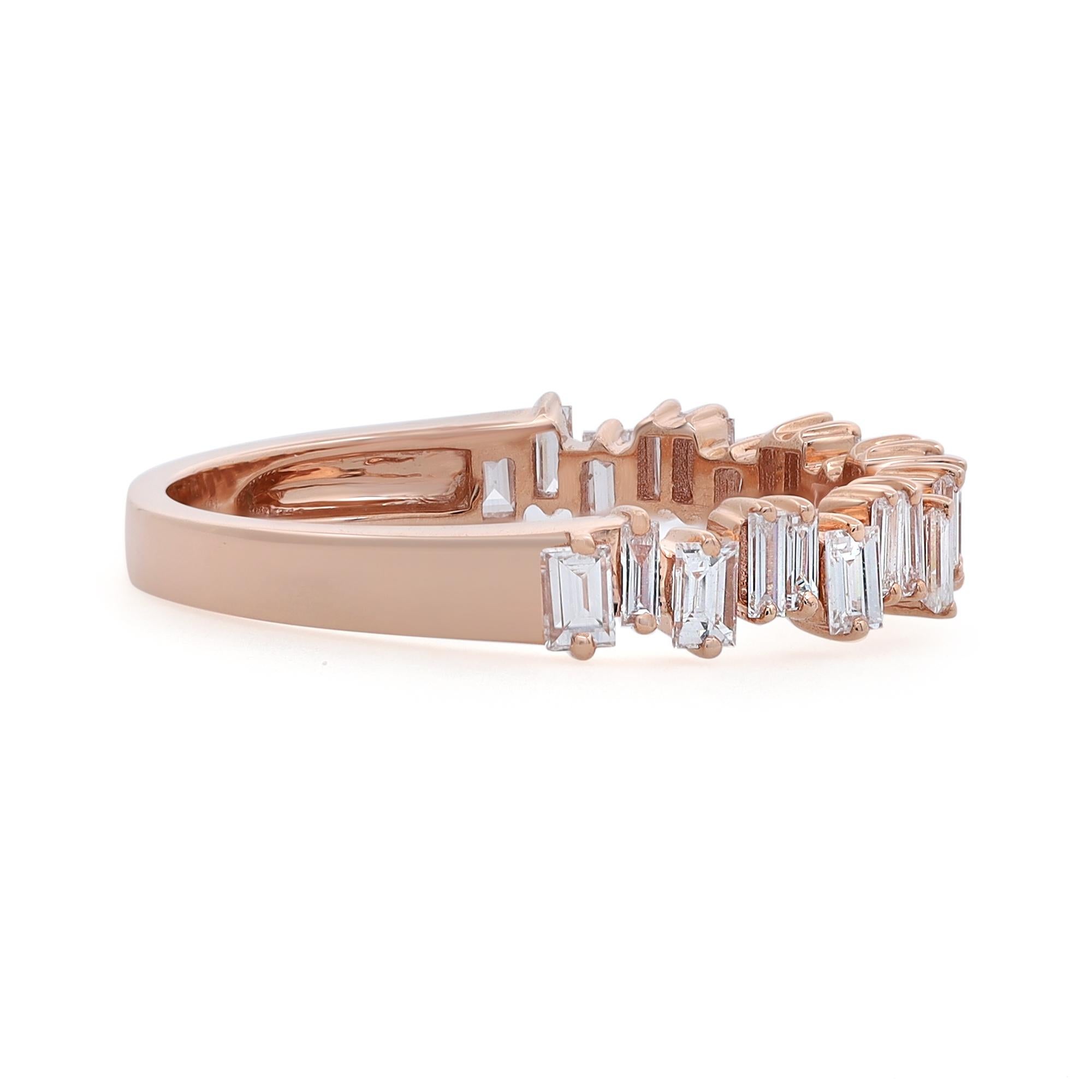 Bague en diamant simple et délicate réalisée en or blanc 18 carats. Cette bague est ornée de diamants baguettes sertis en zigzag, ce qui lui confère un style intemporel et accrocheur. Il est empilable et facile à assortir. Poids carat du diamant :