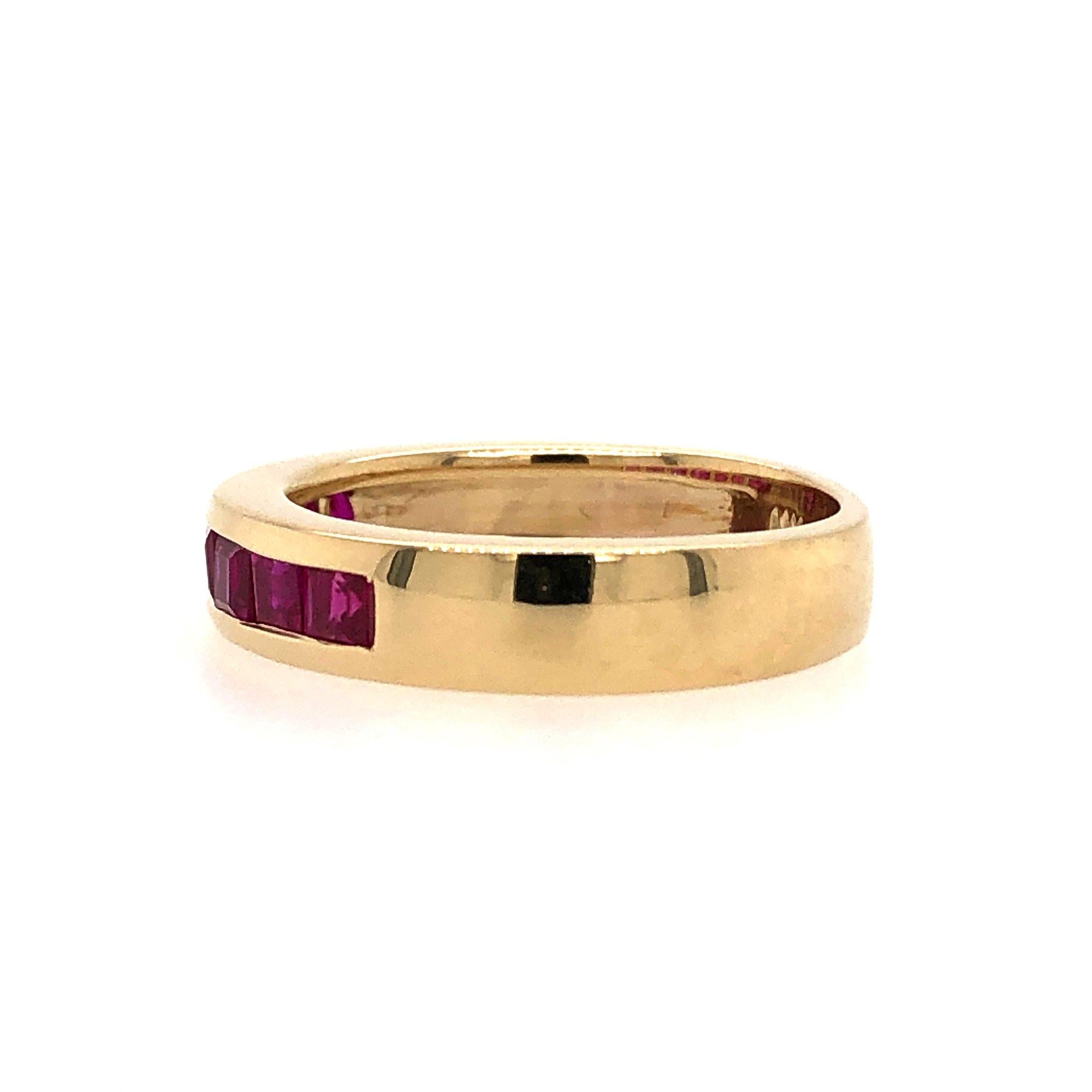 Dieser schlichte und schlichte Ring ist mit 7 rosafarbenen Rubinen besetzt, die sorgfältig von Hand aufeinander abgestimmt wurden. Gesamtkaratgewicht: ca. 0,84. Die Breite des Rings beträgt 4,23 mm. Gefertigt aus 14k Gelbgold. Ring Größe 6. Gewicht: