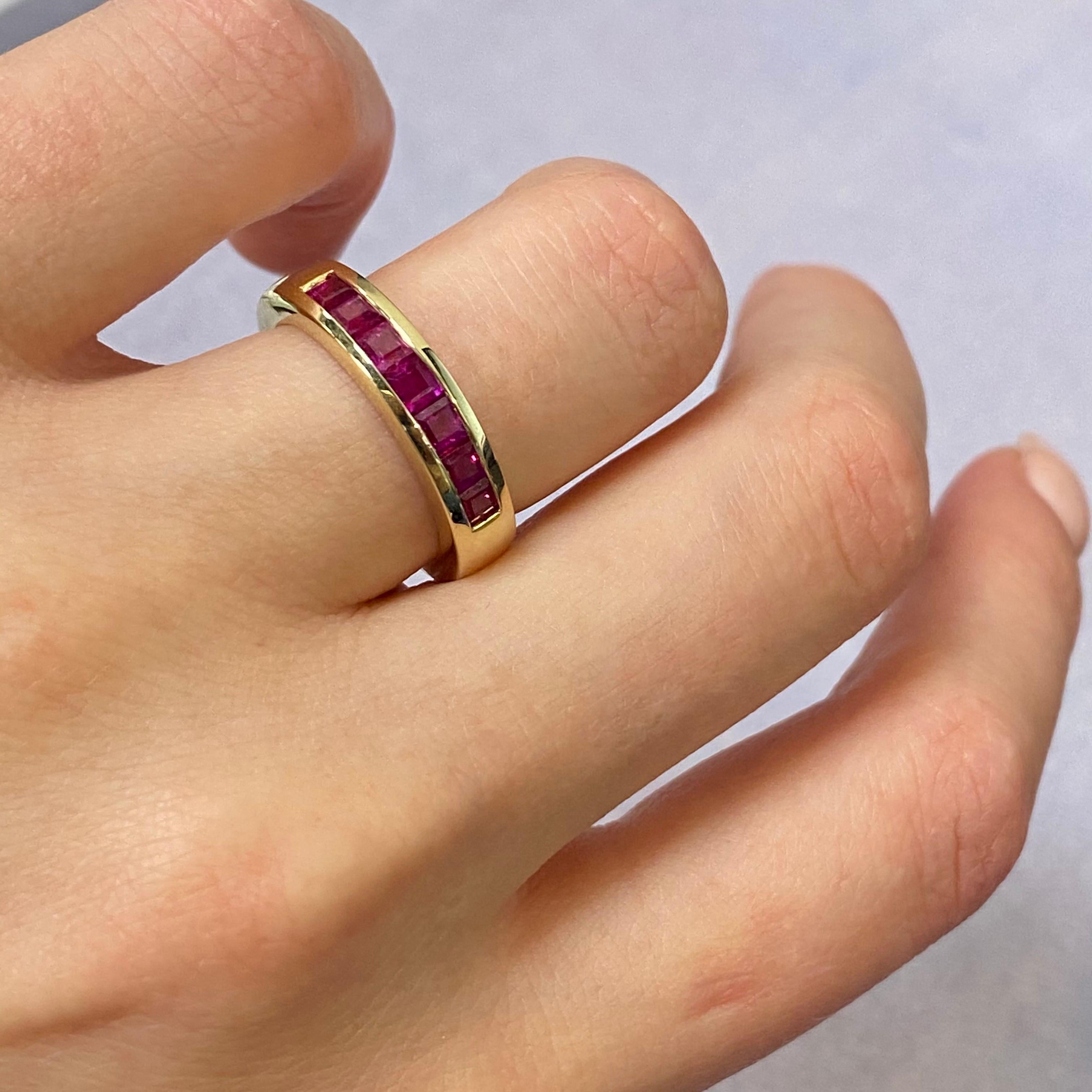 Rachel Koen 0,84 Karat Gesamtgewicht Prinzessinnenschliff Rosa Rubin Band Ring 14K Gelbgold im Zustand „Neu“ in New York, NY
