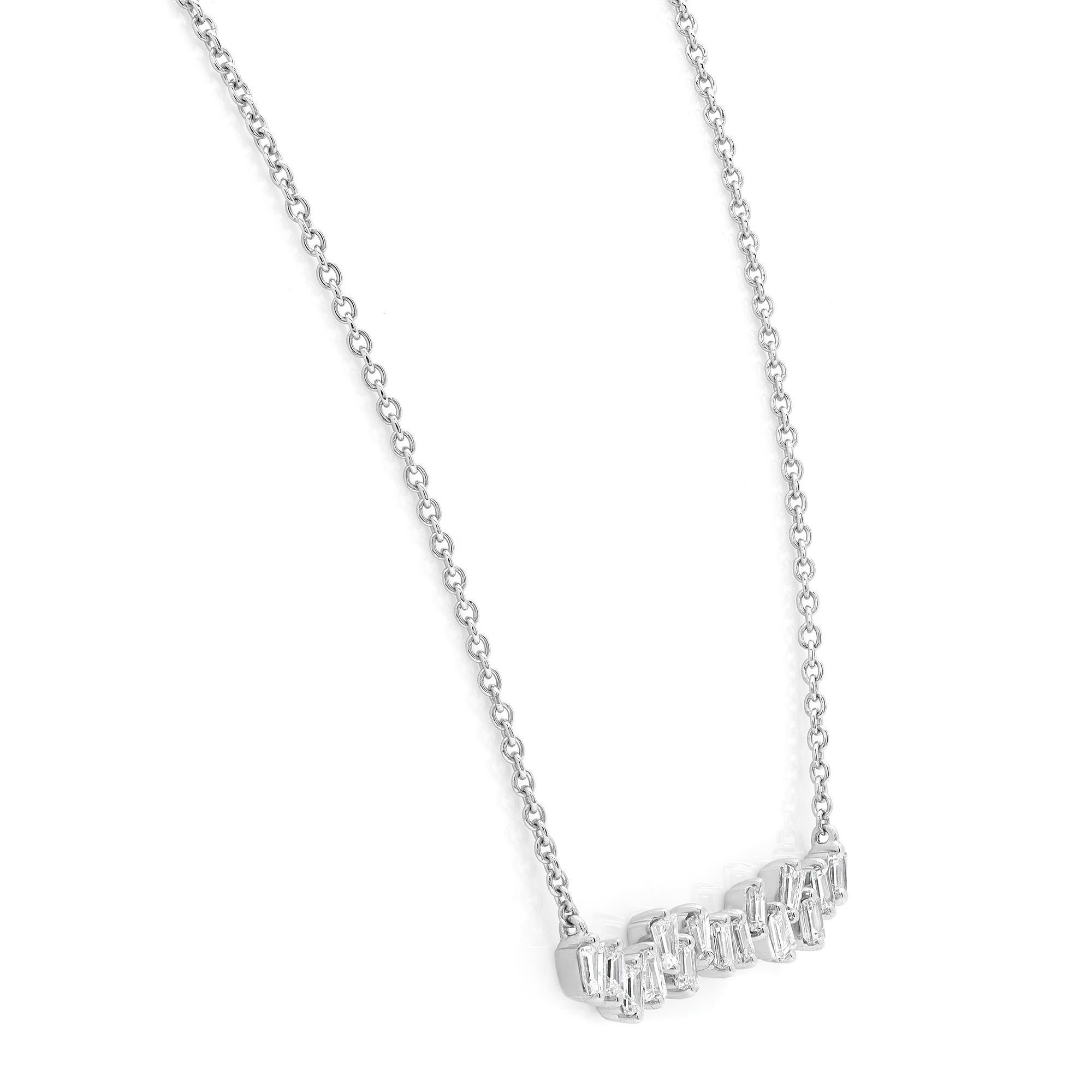 Fai da apripista con questa seducente collana di diamanti a grappolo per lei, realizzata in oro bianco 18 carati e impreziosita da 1,00 carati di scintillanti diamanti taglio baguette. Colore del diamante G e purezza VS-SI. Dimensione della barra: