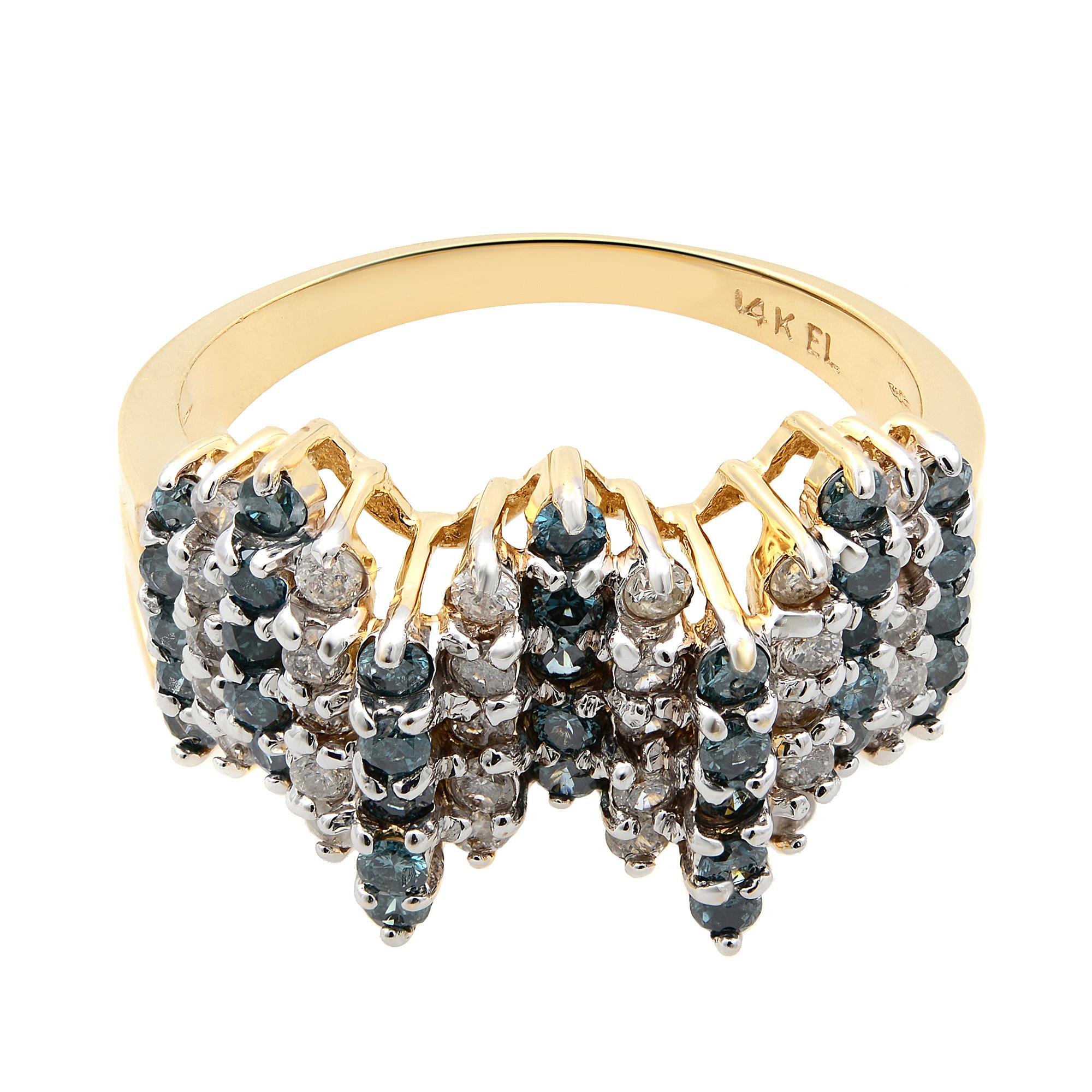 Cette élégante bague de cocktail présente des diamants blancs et bleus de taille ronde pesant 1,00 carat. La bague est sertie d'un motif de vague monté en or jaune 14k hautement poli. La taille de la bague est de 9 (peut être redimensionnée). Poids